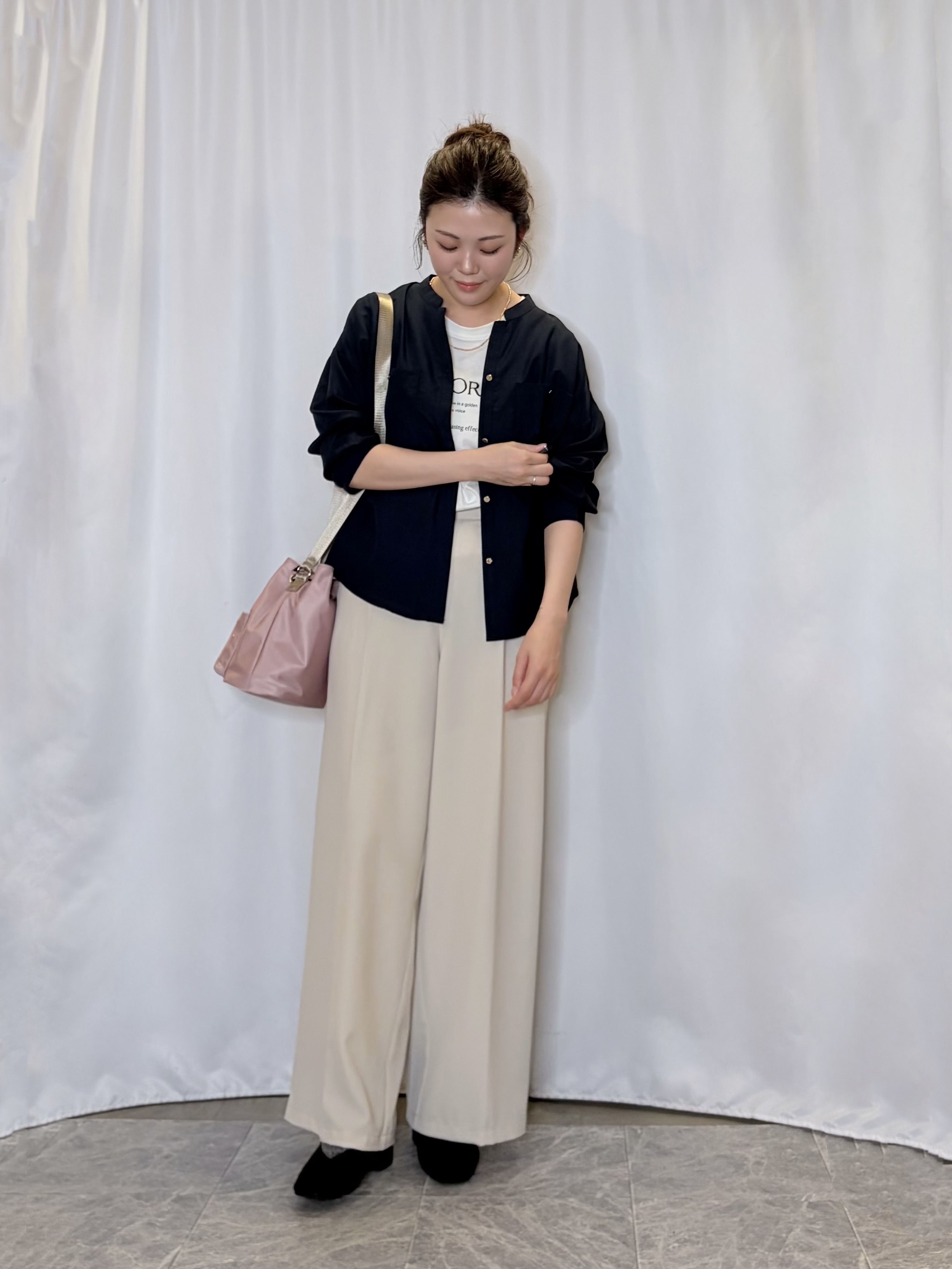 おうめさんの「SHOO･LA･RUE｜【洗濯後しわになりにくい/S-LL】こなれ見え ゆるっと キーネック金ボタンポケットシャツ」を使ったコーディネート
