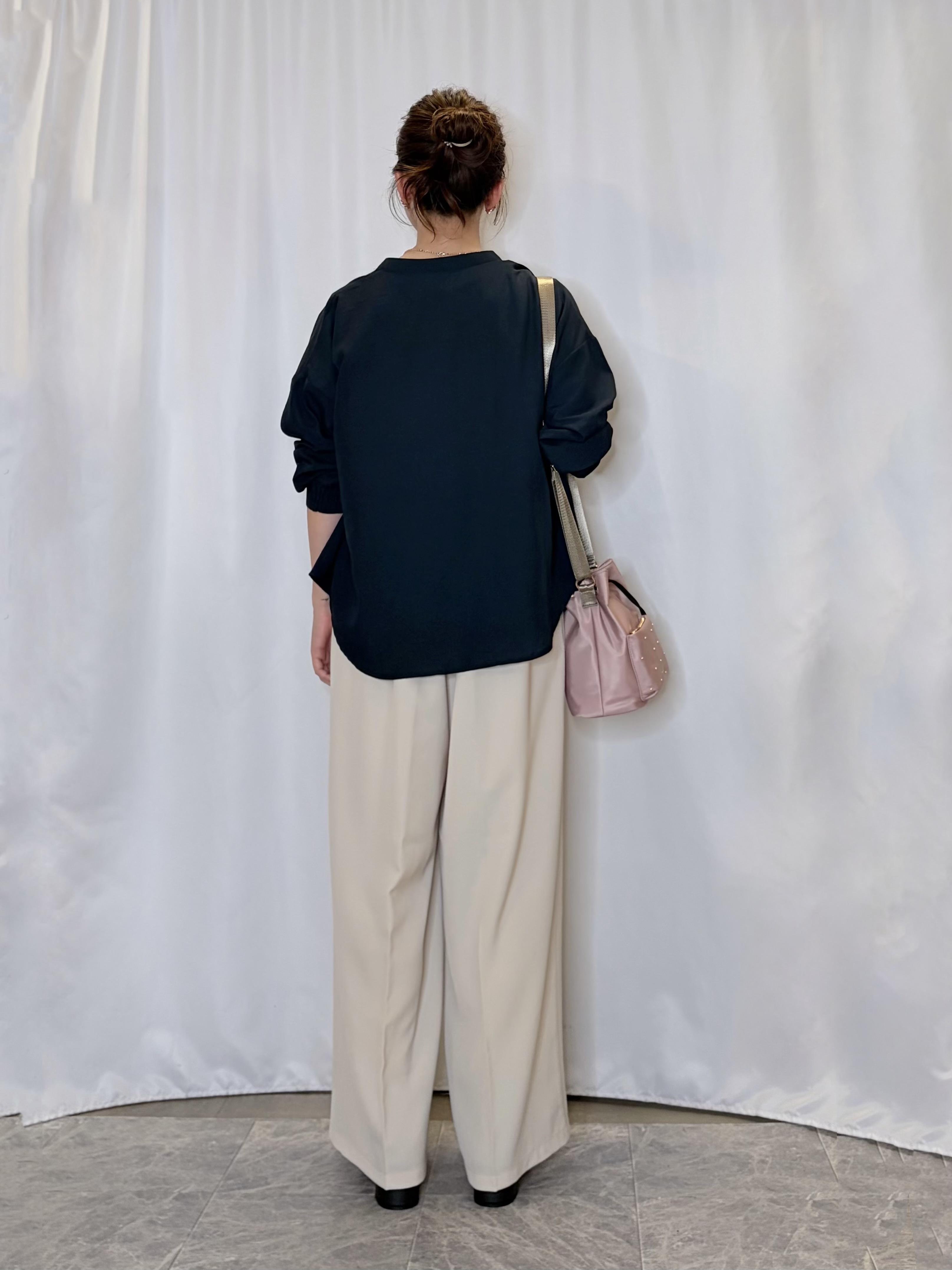 おうめさんの「SHOO･LA･RUE｜【洗濯後しわになりにくい/S-LL】こなれ見え ゆるっと キーネック金ボタンポケットシャツ」を使ったコーディネート