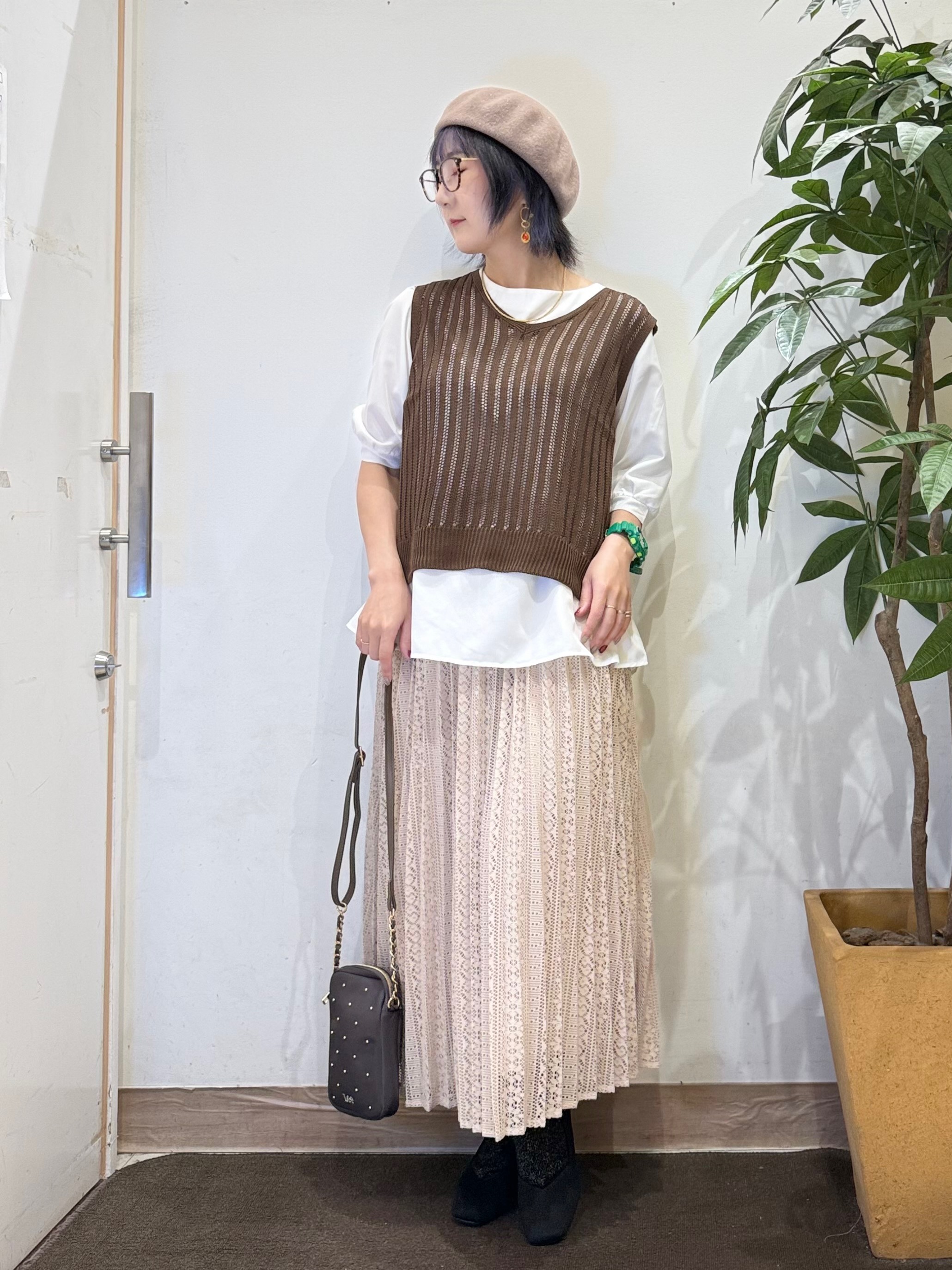 misakiさんの「SHOO･LA･RUE｜【2点セット/洗濯機可/S-LL】時短でコーデ決まる 透かし編みニットベスト＋5分袖シャツ」を使ったコーディネート