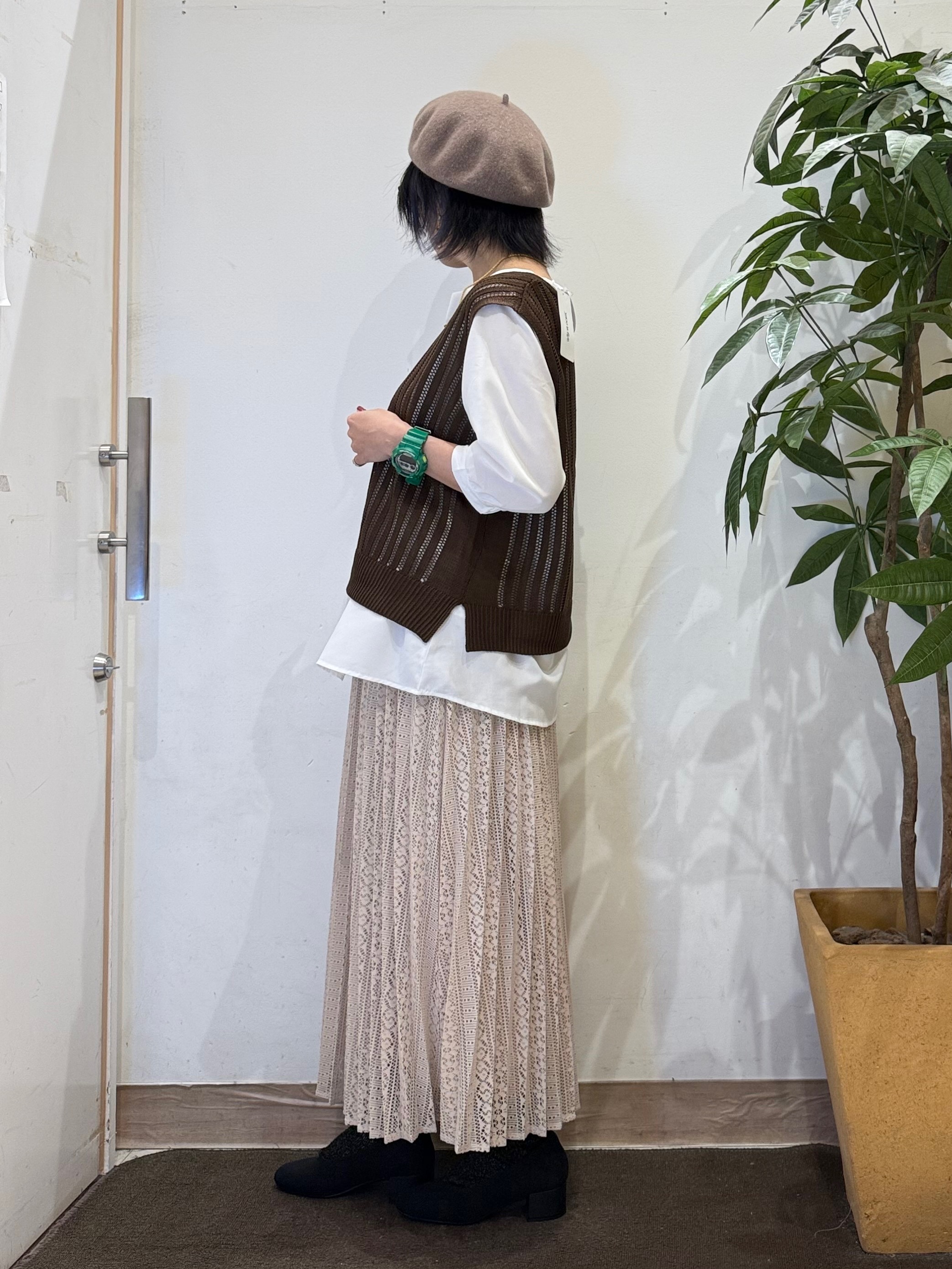 misakiさんの「SHOO･LA･RUE｜【2点セット/洗濯機可/S-LL】時短でコーデ決まる 透かし編みニットベスト＋5分袖シャツ」を使ったコーディネート