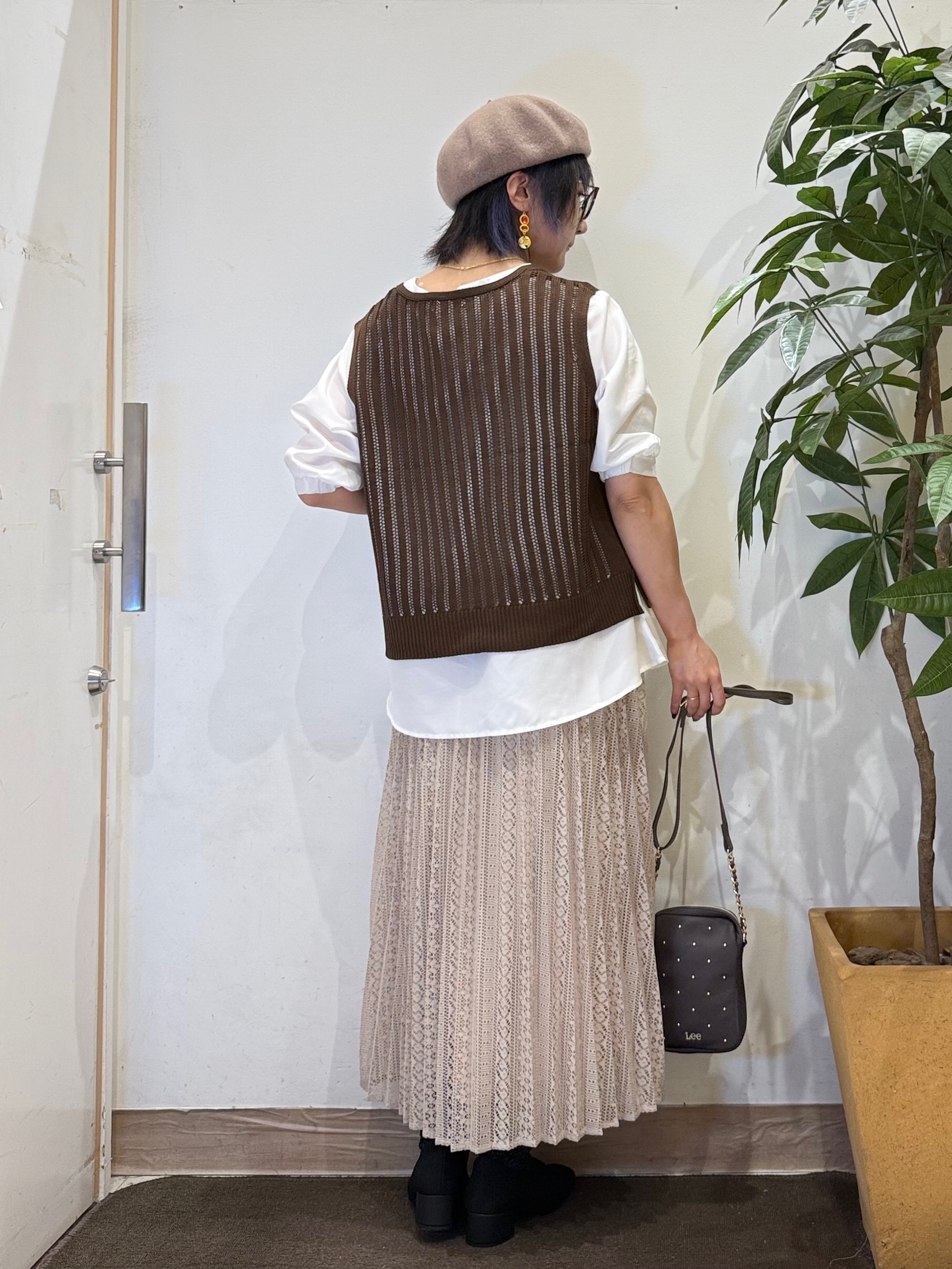 misakiさんの「SHOO･LA･RUE｜【2点セット/洗濯機可/S-LL】時短でコーデ決まる 透かし編みニットベスト＋5分袖シャツ」を使ったコーディネート