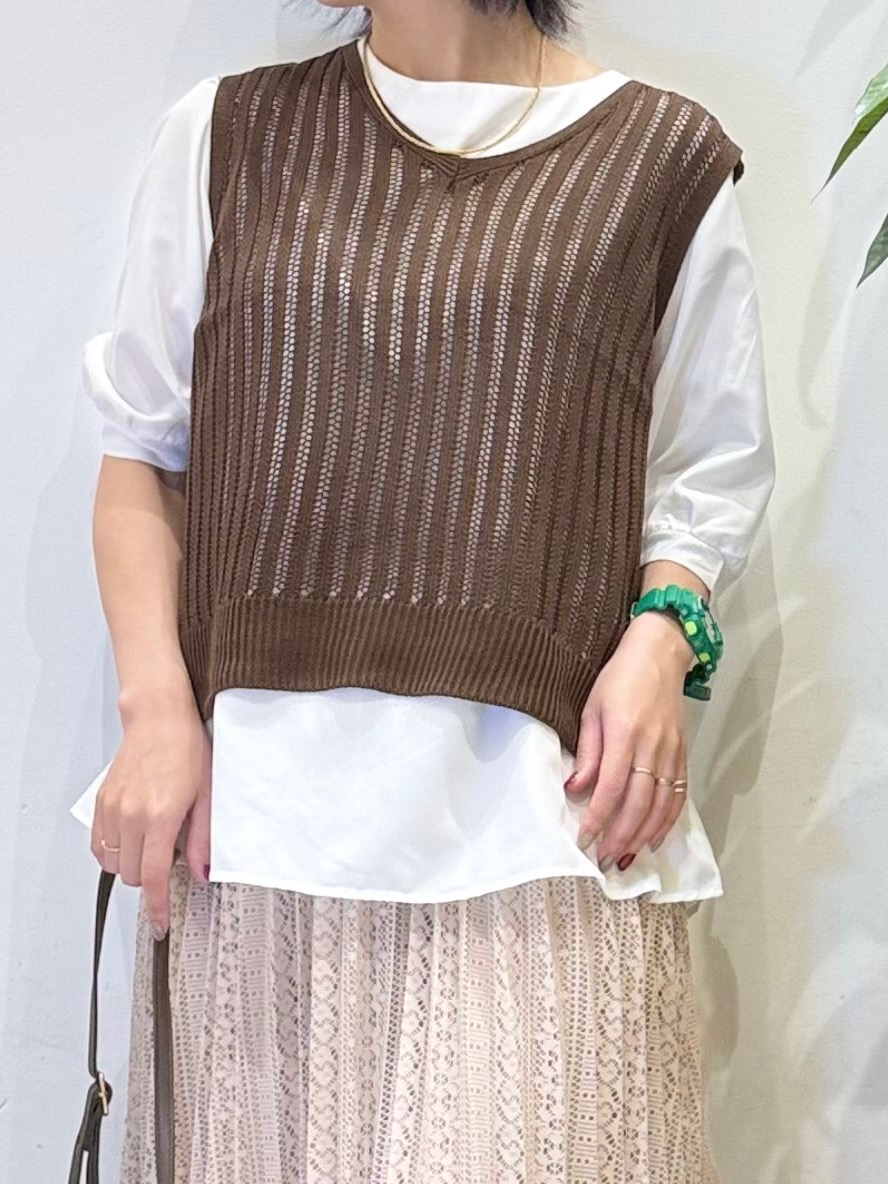 misakiさんの「SHOO･LA･RUE｜【2点セット/洗濯機可/S-LL】時短でコーデ決まる 透かし編みニットベスト＋5分袖シャツ」を使ったコーディネート
