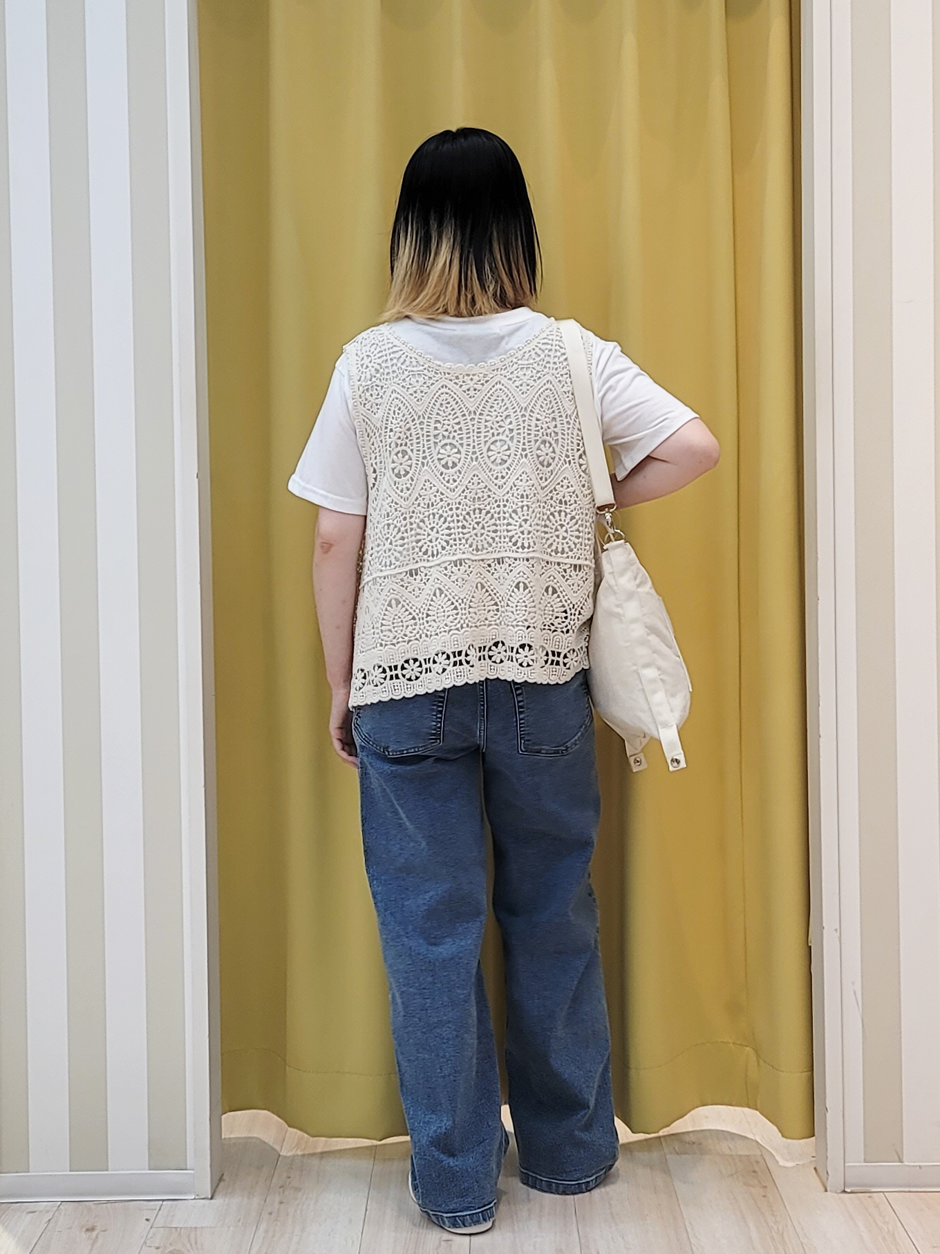 ねぎさんの「SHOO･LA･RUE｜【2点セット/体型カバー】瞬間レイヤードコーデが完成 クロシェ編みベスト+ロゴT」を使ったコーディネート