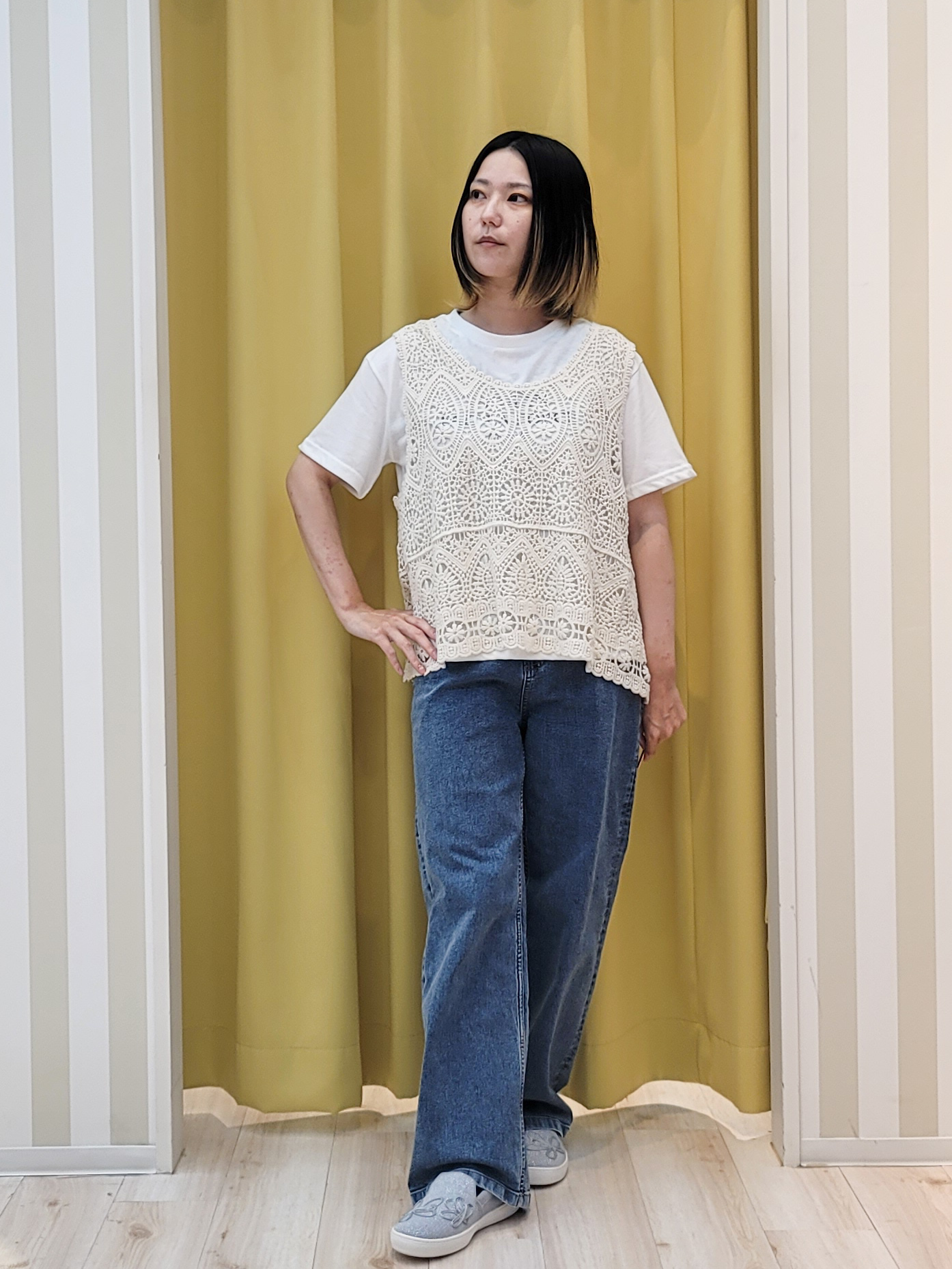 ねぎさんの「SHOO･LA･RUE｜【2点セット/体型カバー】瞬間レイヤードコーデが完成 クロシェ編みベスト+ロゴT」を使ったコーディネート