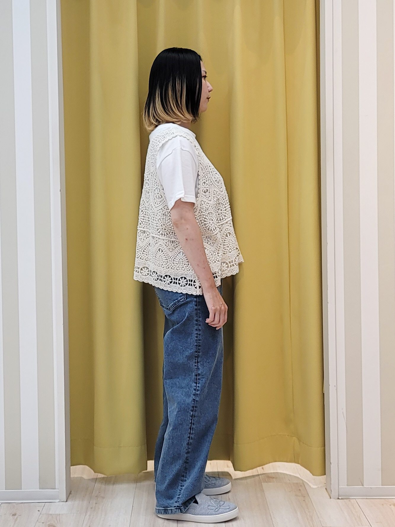 ねぎさんの「SHOO･LA･RUE｜【2点セット/体型カバー】瞬間レイヤードコーデが完成 クロシェ編みベスト+ロゴT」を使ったコーディネート