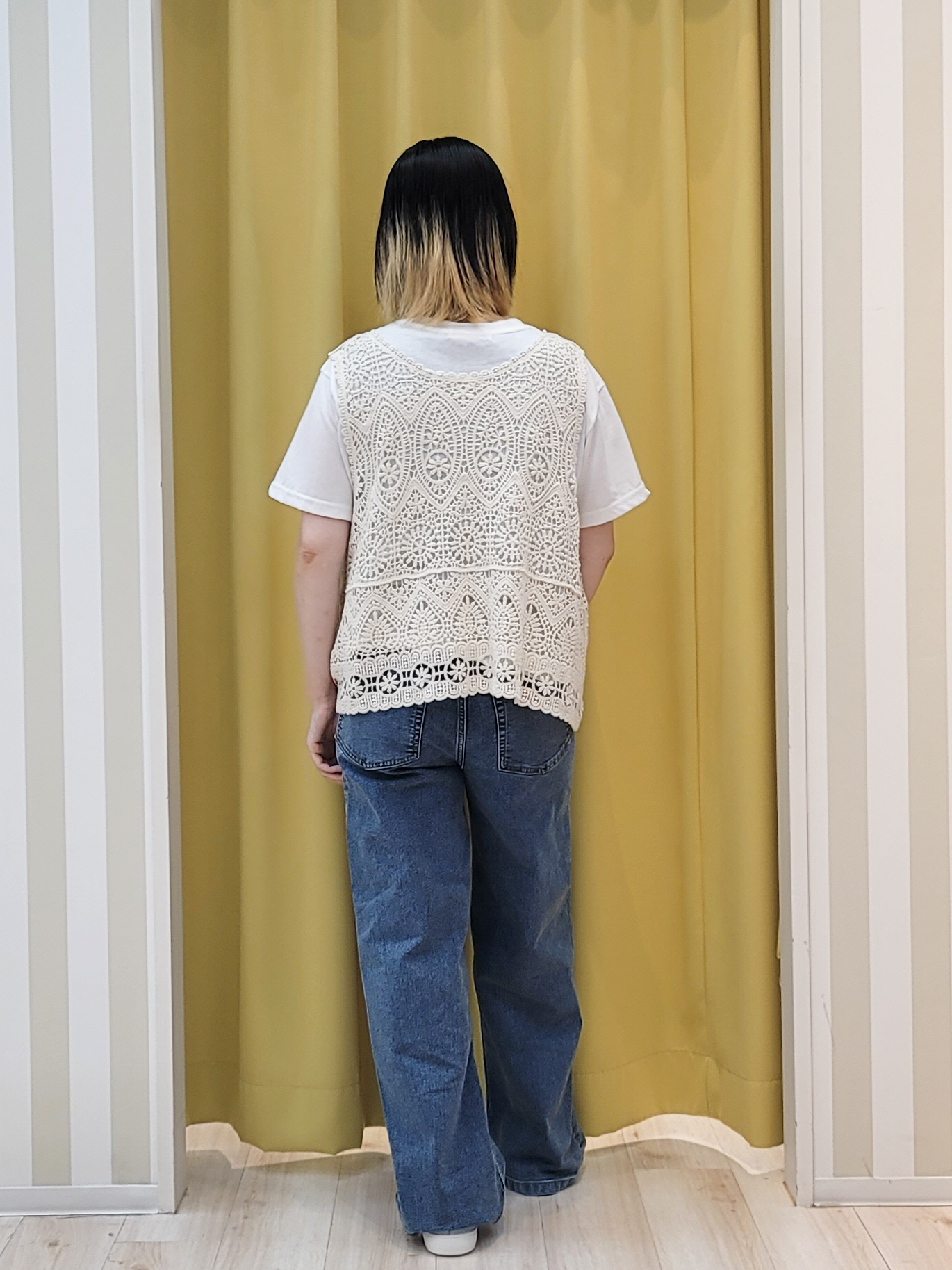 ねぎさんの「SHOO･LA･RUE｜【2点セット/体型カバー】瞬間レイヤードコーデが完成 クロシェ編みベスト+ロゴT」を使ったコーディネート