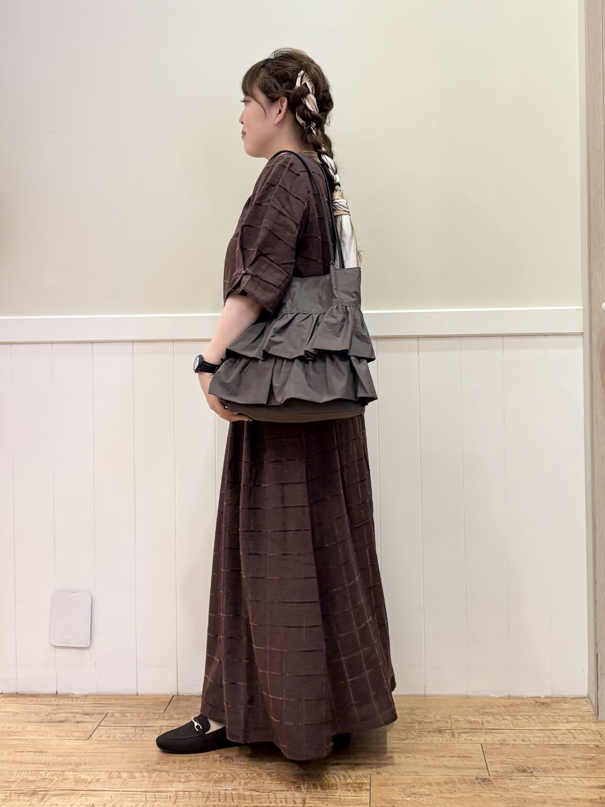 ハチさんの「SHOO･LA･RUE｜【セットアップ可/S-LL】夏でも感じられる秋気分 モールチェックタックスリーブ ブラウス」を使ったコーディネート