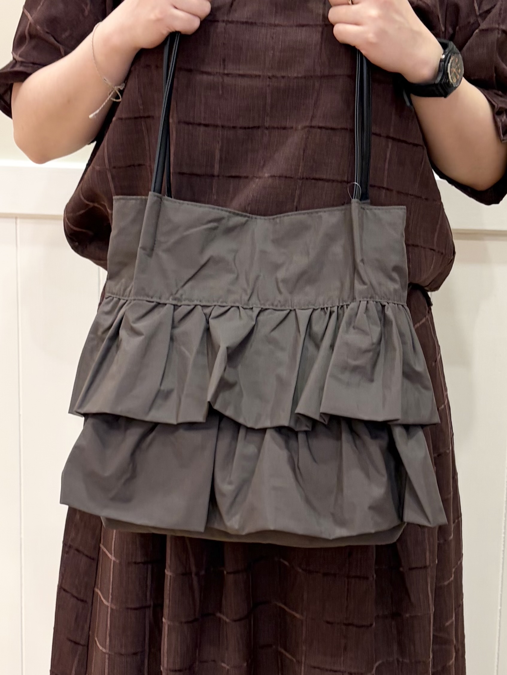 ハチさんの「SHOO･LA･RUE｜【セットアップ可/S-LL】夏でも感じられる秋気分 モールチェックタックスリーブ ブラウス」を使ったコーディネート
