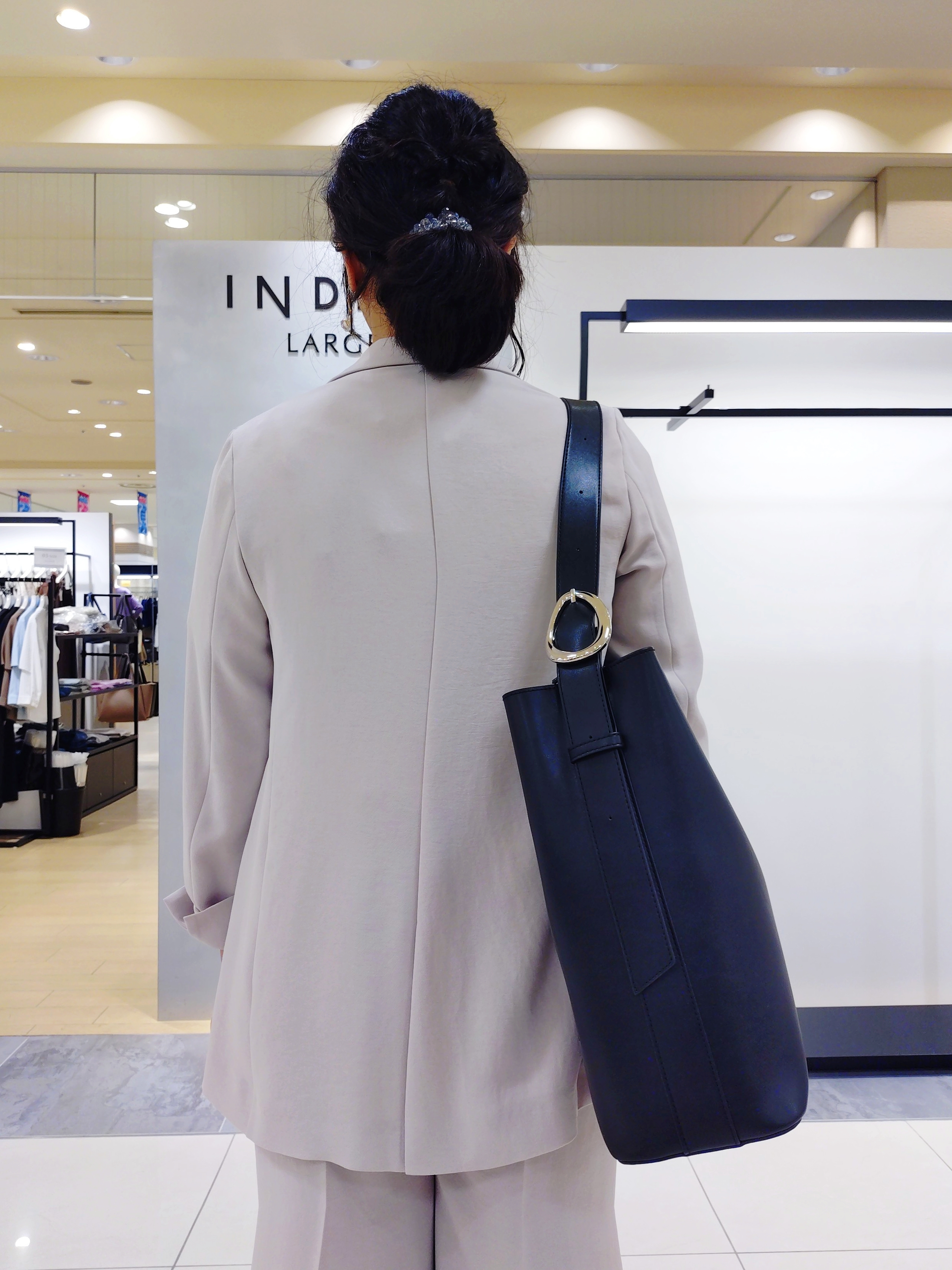 TOMOMIさんの「INDIVI｜【洗える／多機能／SETUP可】着る日傘ダブルジャケット」を使ったコーディネート