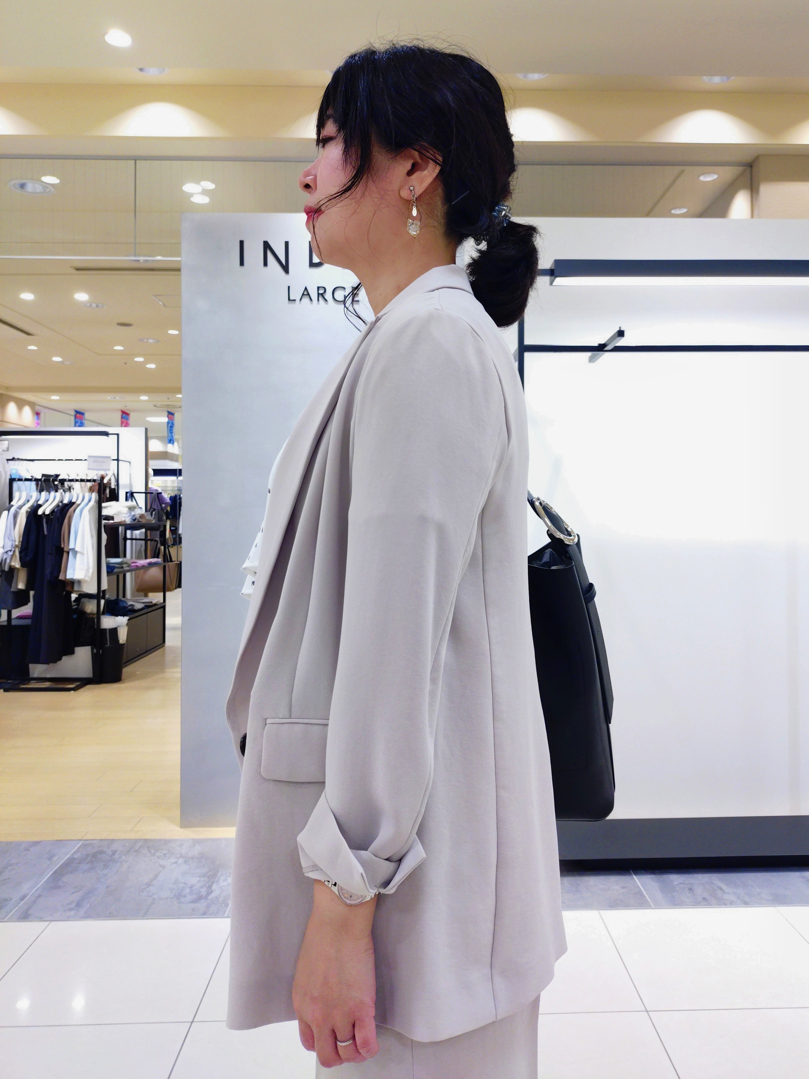 TOMOMIさんの「INDIVI｜【洗える／多機能／SETUP可】着る日傘ダブルジャケット」を使ったコーディネート