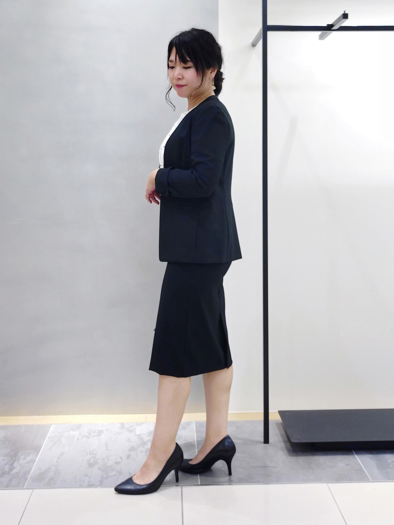 TOMOMIさんの「INDIVI｜【接触冷感／UVケア】ボウタイ風 幾何学柄ブラウス」を使ったコーディネート
