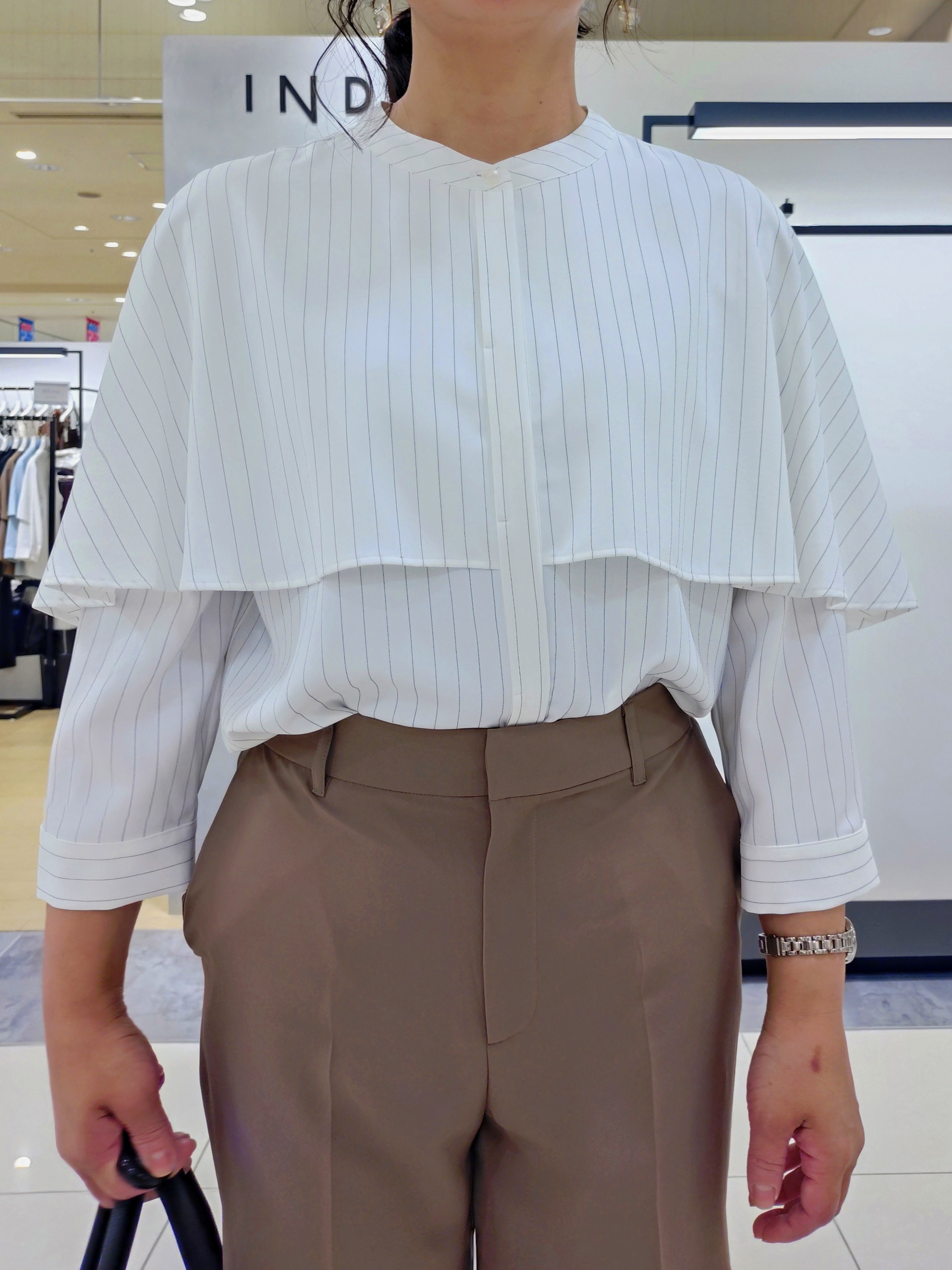 TOMOMIさんの「INDIVI｜【接触冷感/UVケア/夏羽織り/着る日傘】ケープ風ブラウス」を使ったコーディネート