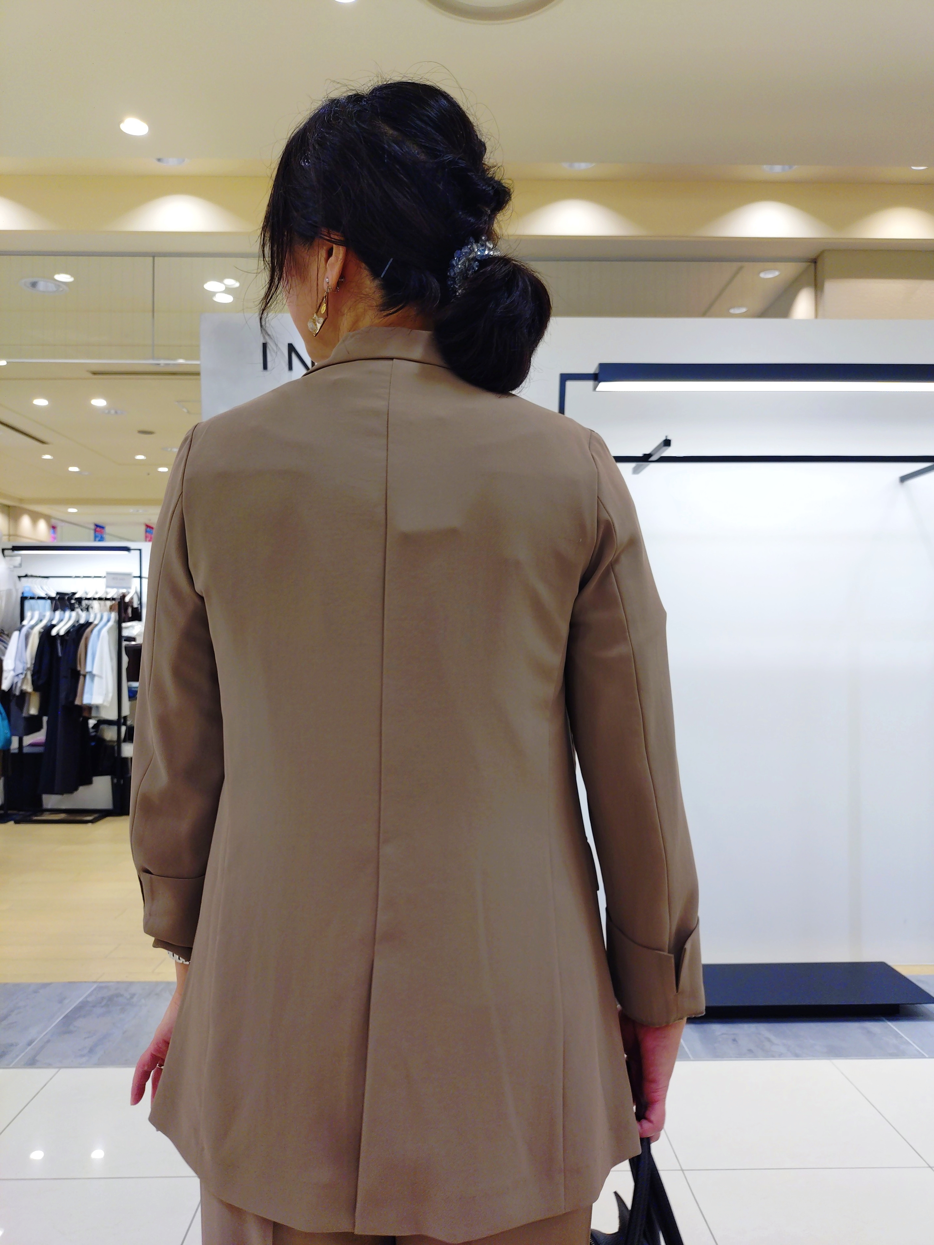 TOMOMIさんの「INDIVI｜【接触冷感/UVケア/夏羽織り/着る日傘】ケープ風ブラウス」を使ったコーディネート