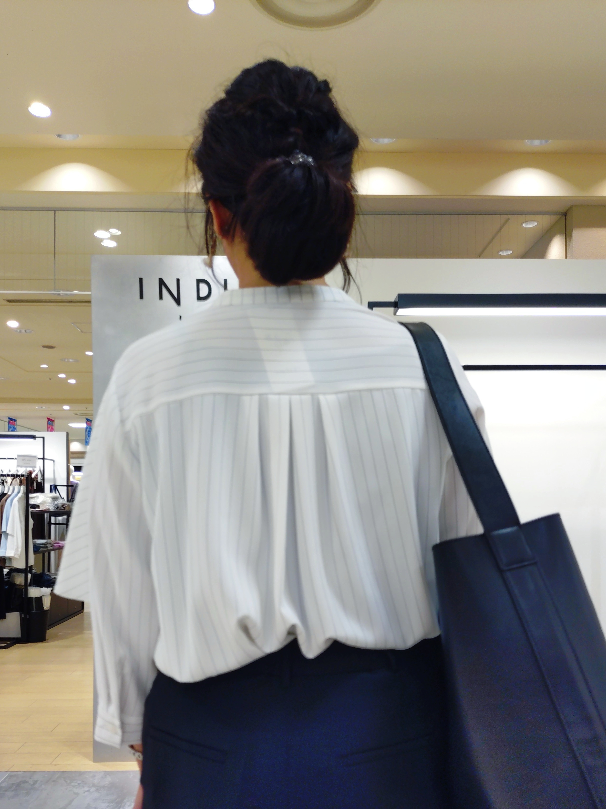 TOMOMIさんの「INDIVI｜【A4収納可能／合皮】配色デザインワンショルダーバッグ」を使ったコーディネート