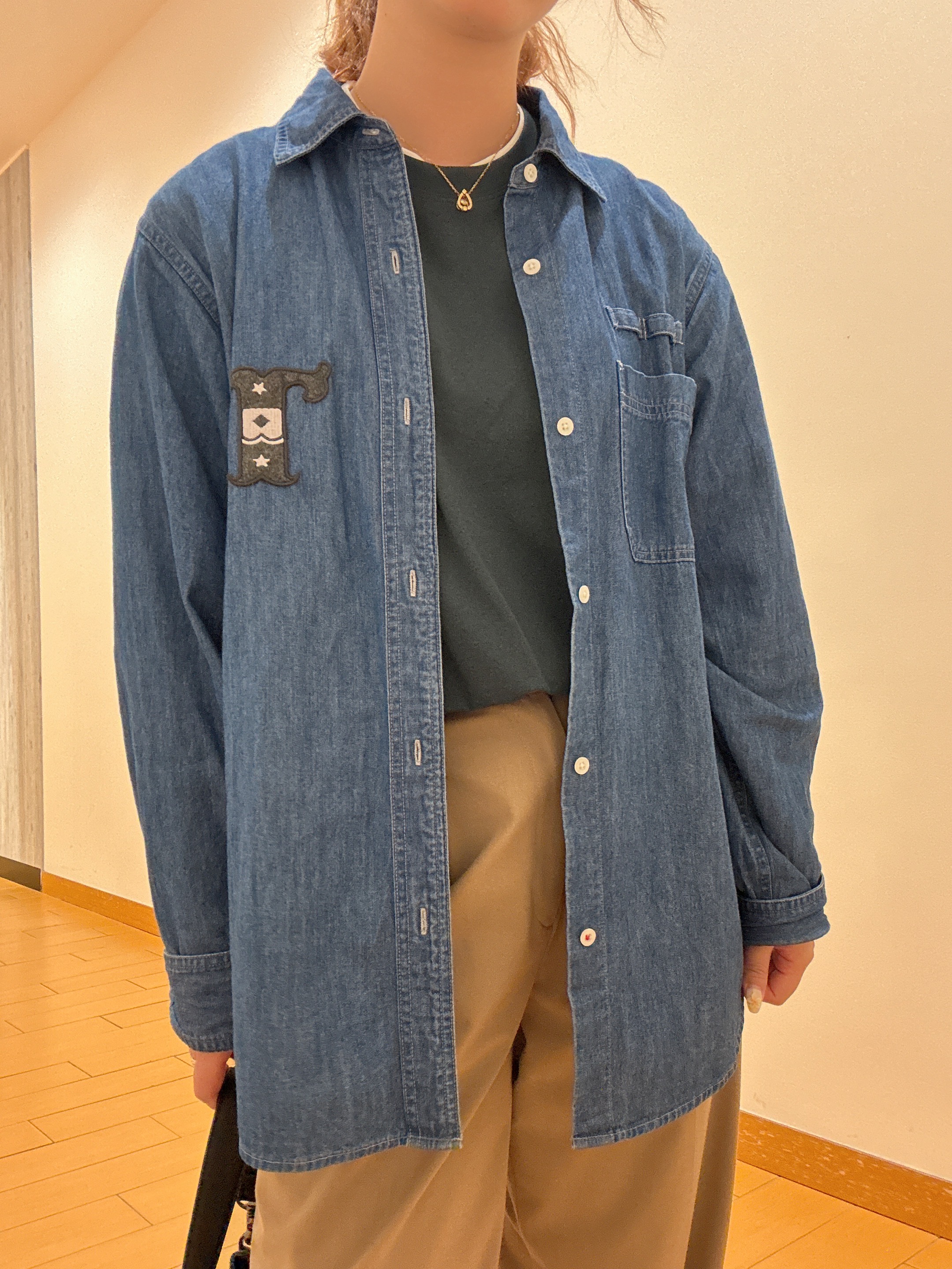 ヒナさんの「TAKEO KIKUCHI｜【汗染み軽減/接触冷感】フェイクレイヤード ワンポイント刺繍Ｔシャツ」を使ったコーディネート