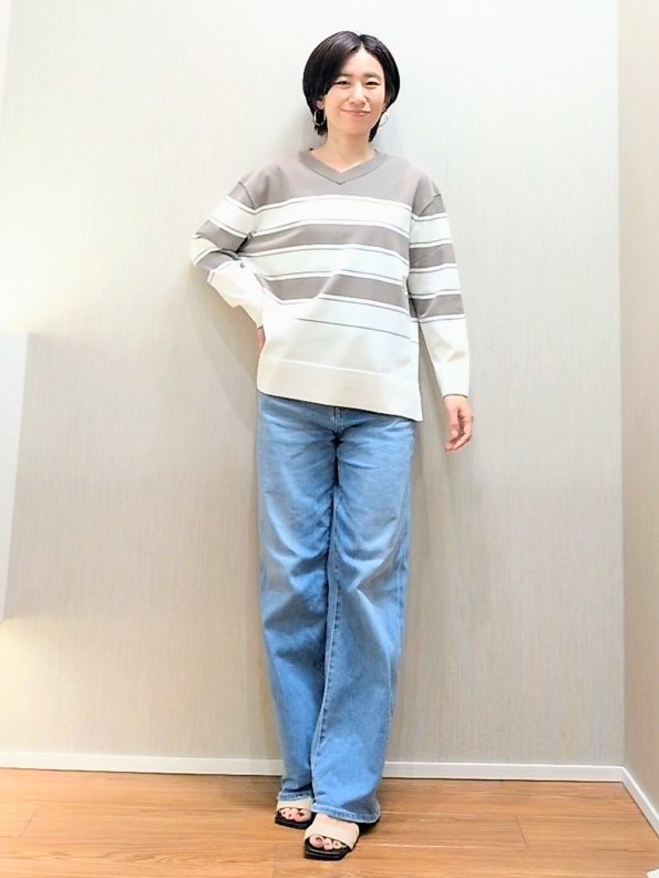 ミズタさんの「UNTITLED｜【顔周りすっきり/体型カバー】ドライタッチVネックニットプルオーバー」を使ったコーディネート