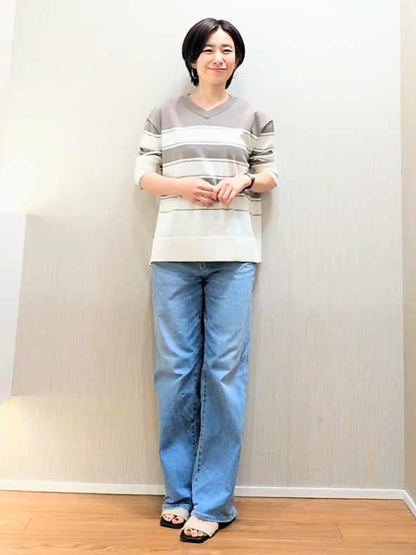 ミズタさんの「UNTITLED｜【顔周りすっきり/体型カバー】ドライタッチVネックニットプルオーバー」を使ったコーディネート