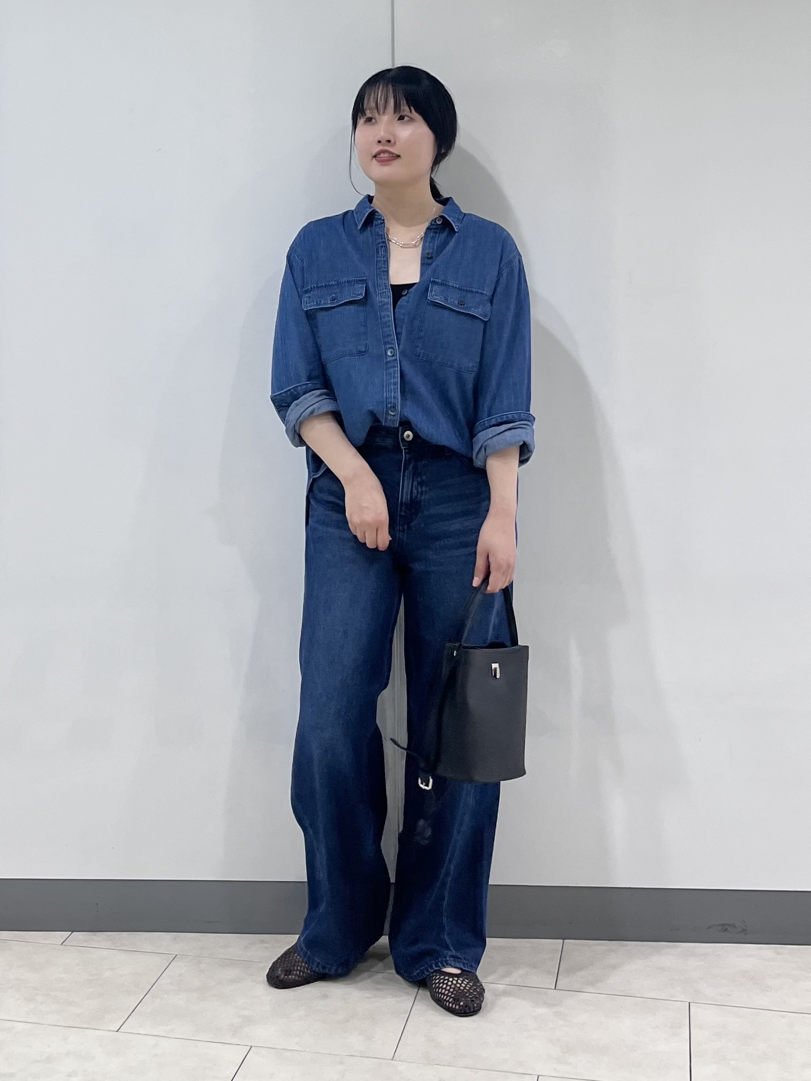 hasuさんの「INDIVI｜【洗える／体型カバー】ライトデニム ワークシャツ」を使ったコーディネート