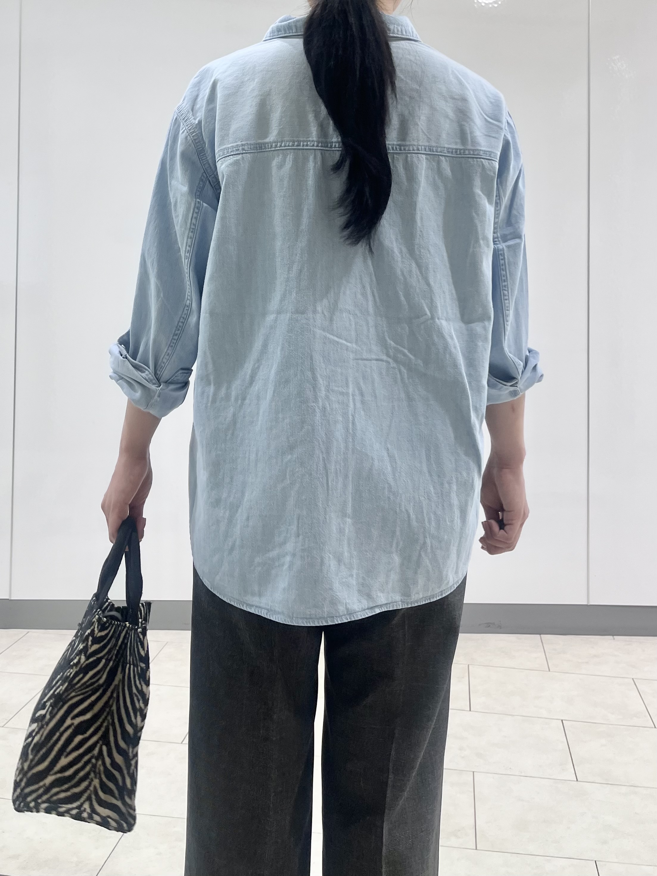 hasuさんの「INDIVI｜【洗える／体型カバー】ライトデニム ワークシャツ」を使ったコーディネート