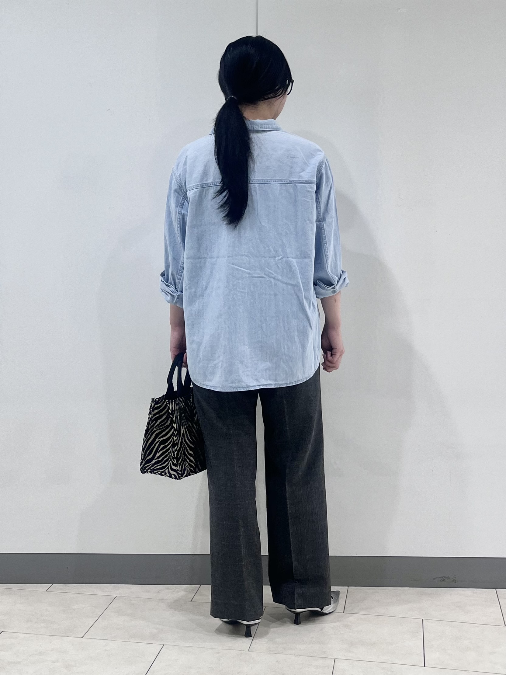 hasuさんの「INDIVI｜【洗える／体型カバー】ライトデニム ワークシャツ」を使ったコーディネート
