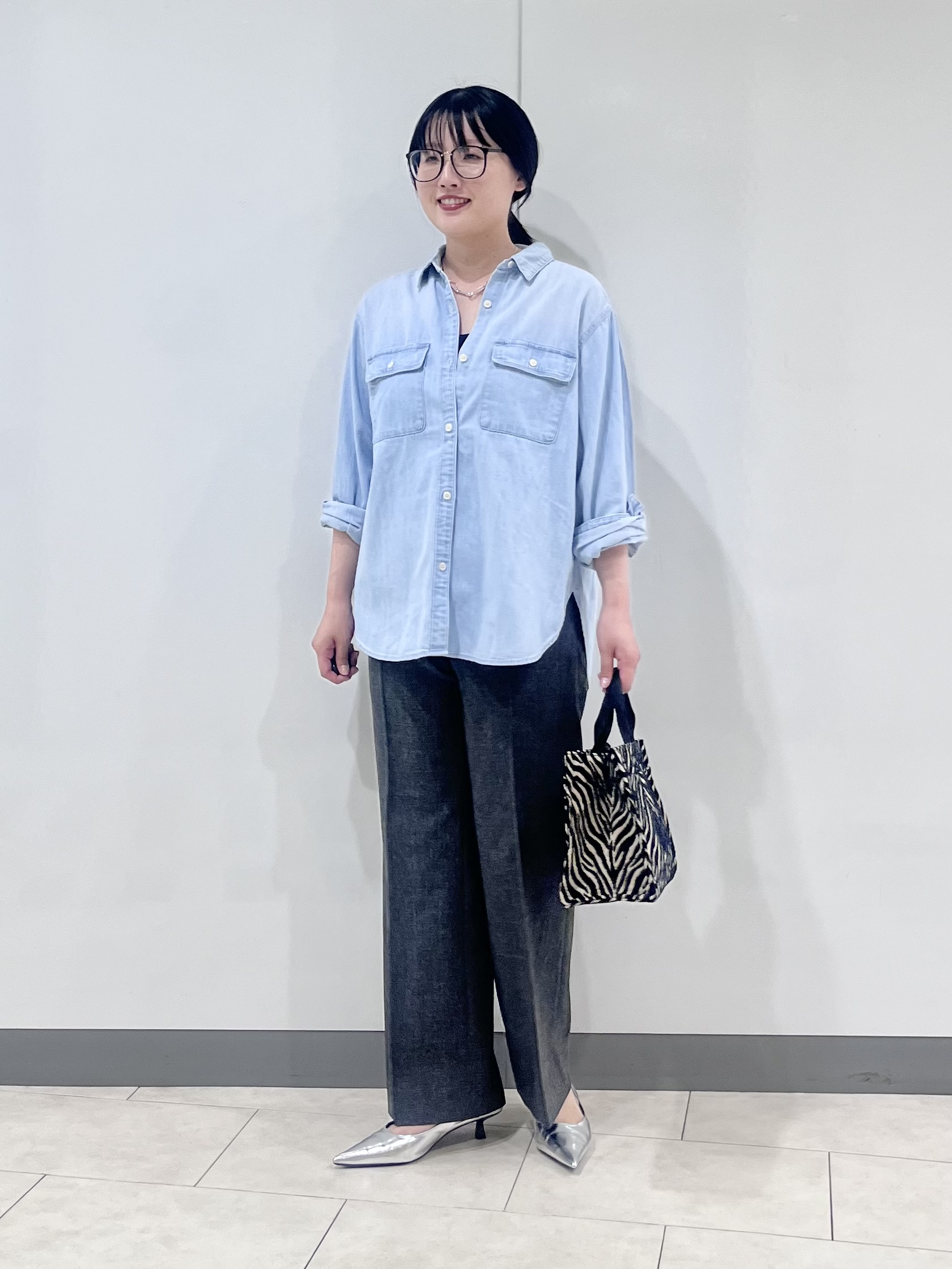 hasuさんの「INDIVI｜【洗える／体型カバー】ライトデニム ワークシャツ」を使ったコーディネート
