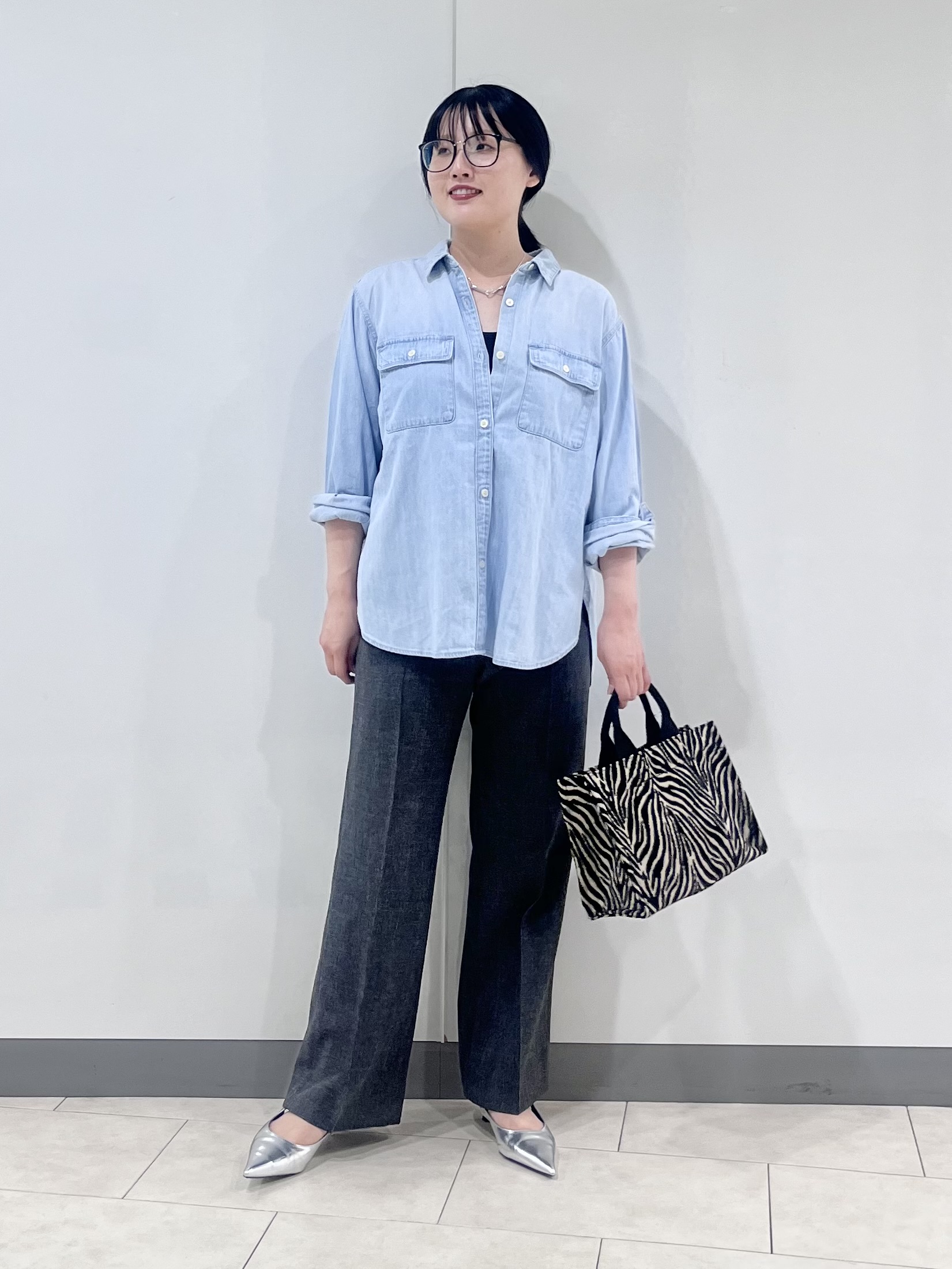 hasuさんの「INDIVI｜【洗える／体型カバー】ライトデニム ワークシャツ」を使ったコーディネート