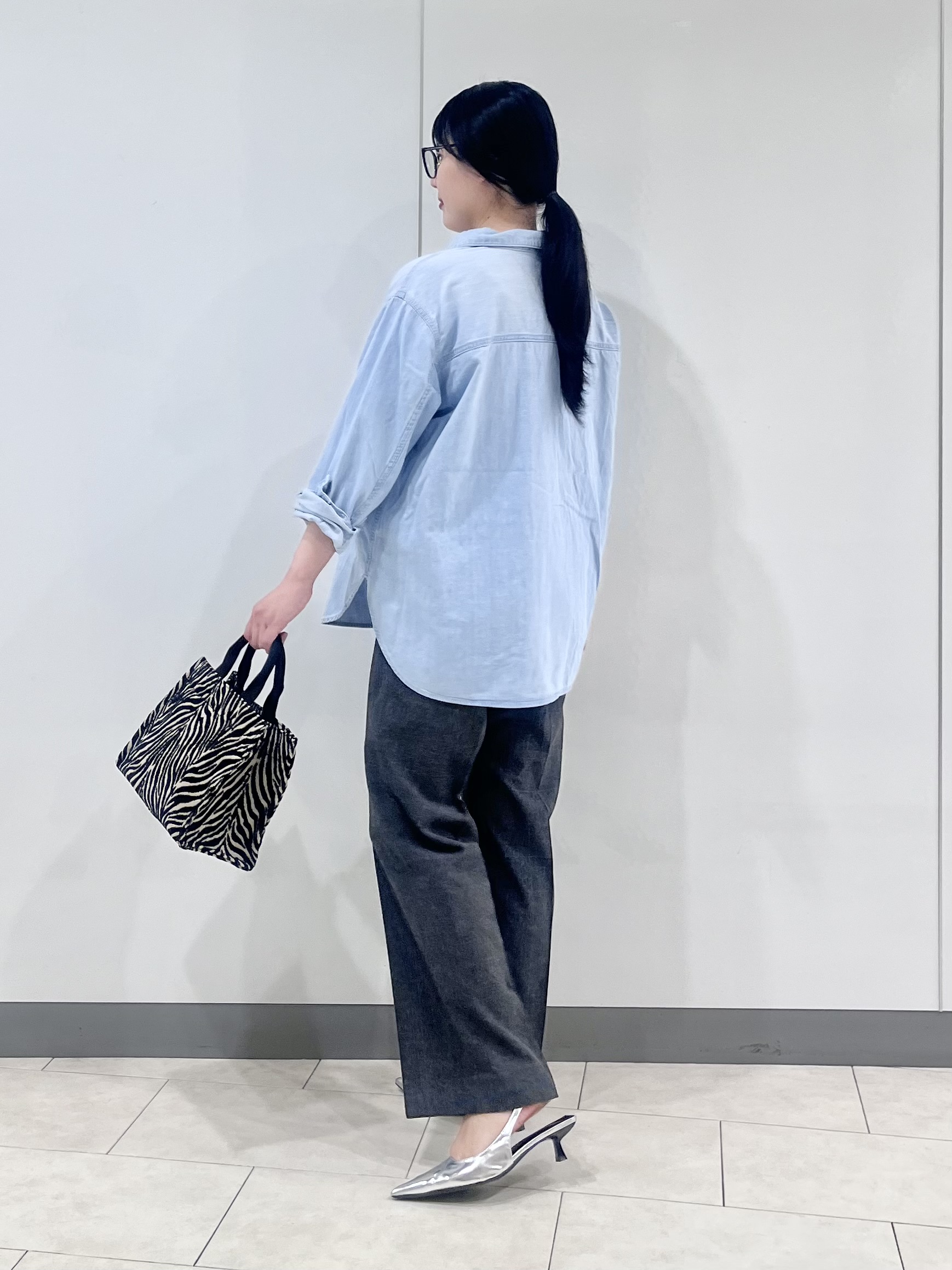 hasuさんの「INDIVI｜【洗える／体型カバー】ライトデニム ワークシャツ」を使ったコーディネート