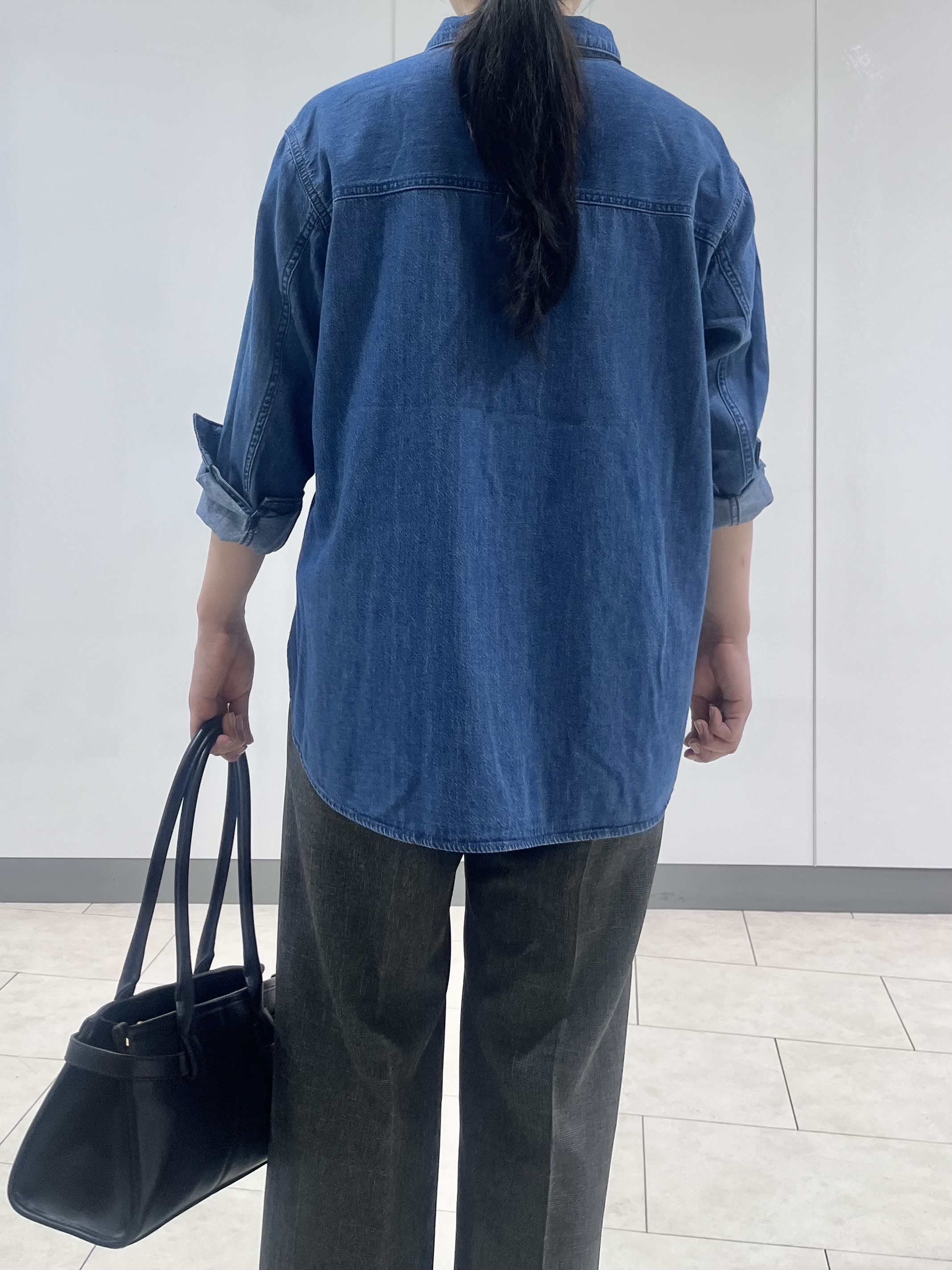 hasuさんの「INDIVI｜【洗える／体型カバー】ライトデニム ワークシャツ」を使ったコーディネート