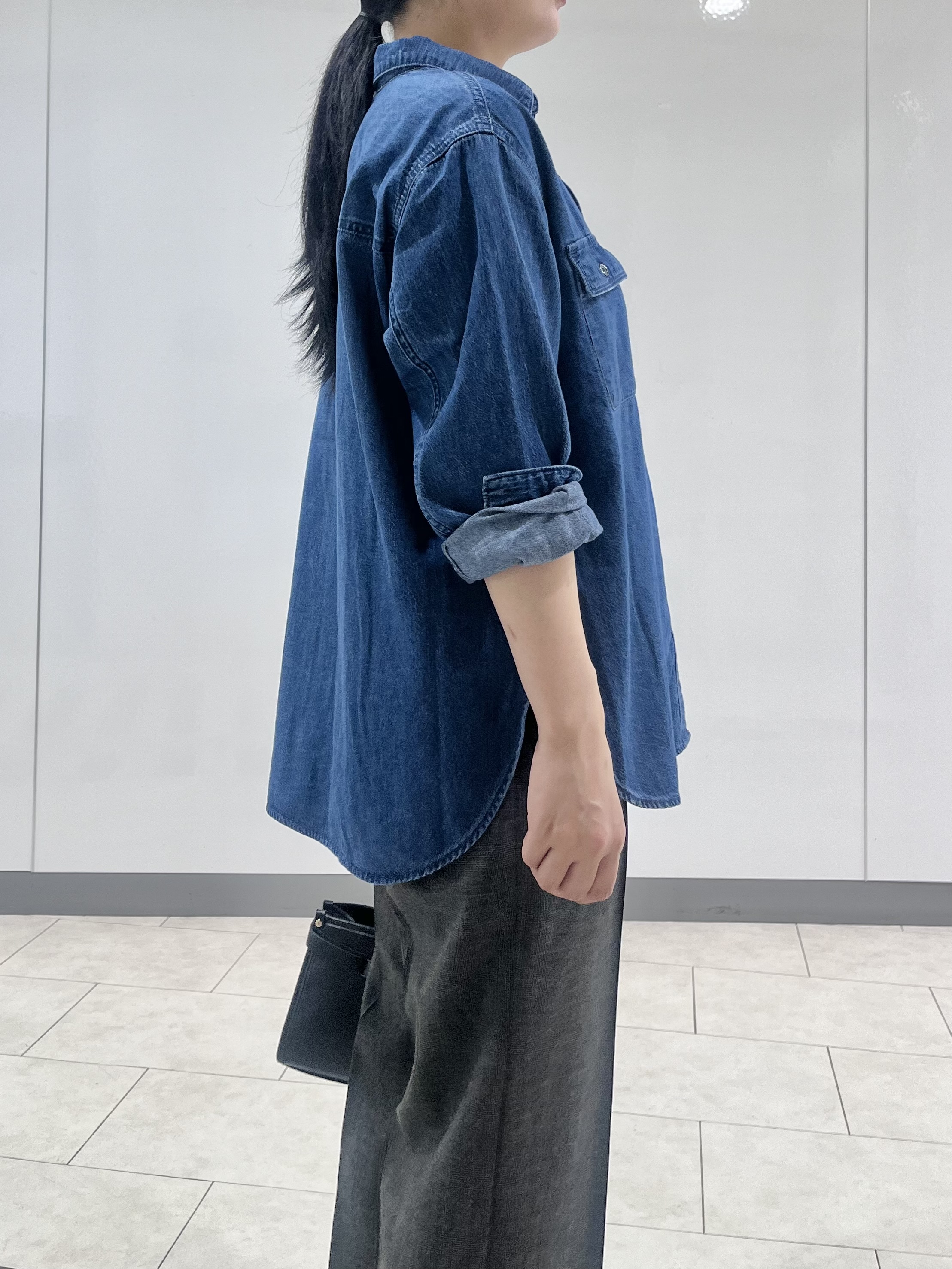 hasuさんの「INDIVI｜【洗える／体型カバー】ライトデニム ワークシャツ」を使ったコーディネート