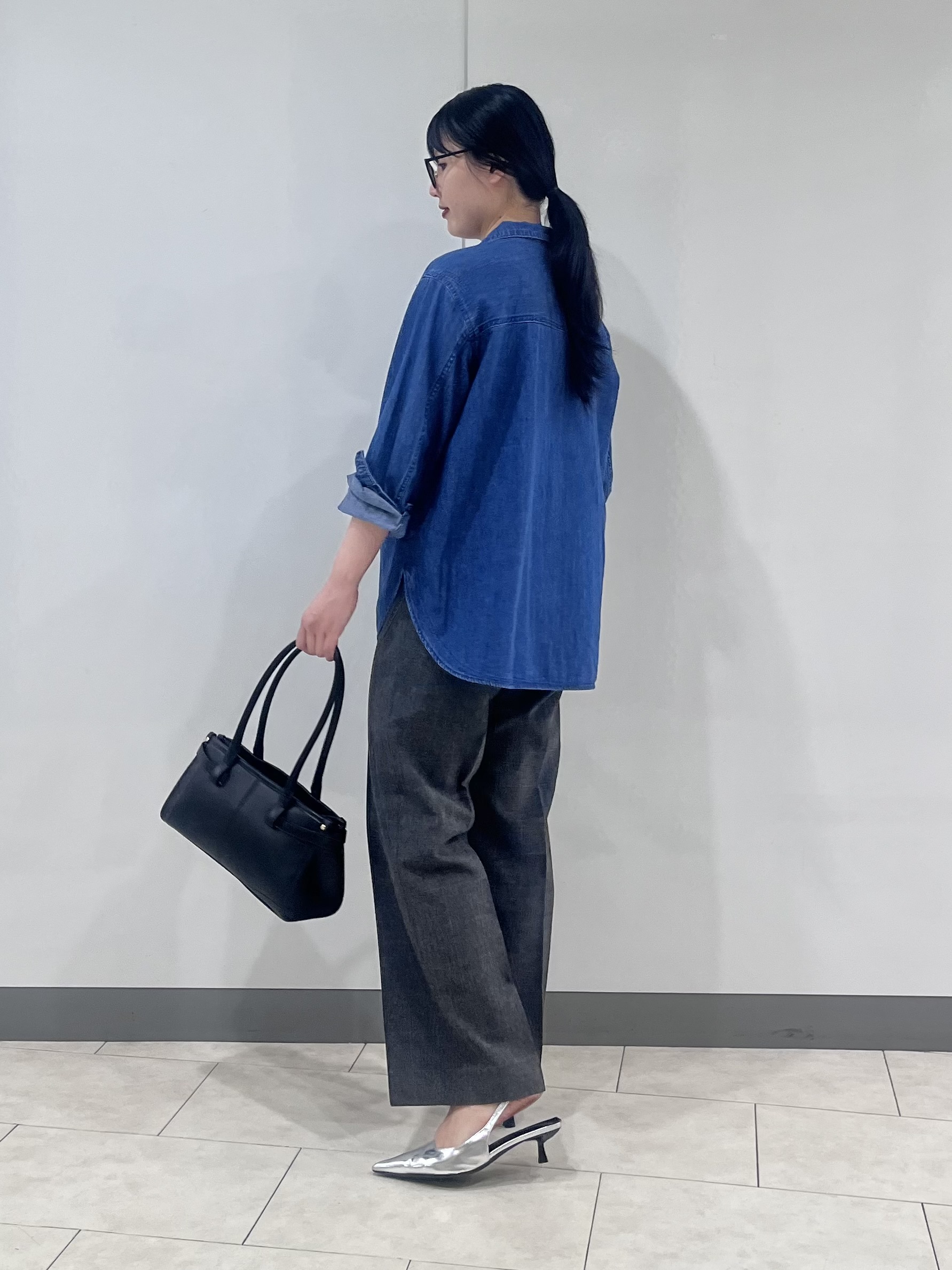 hasuさんの「INDIVI｜【洗える／体型カバー】ライトデニム ワークシャツ」を使ったコーディネート