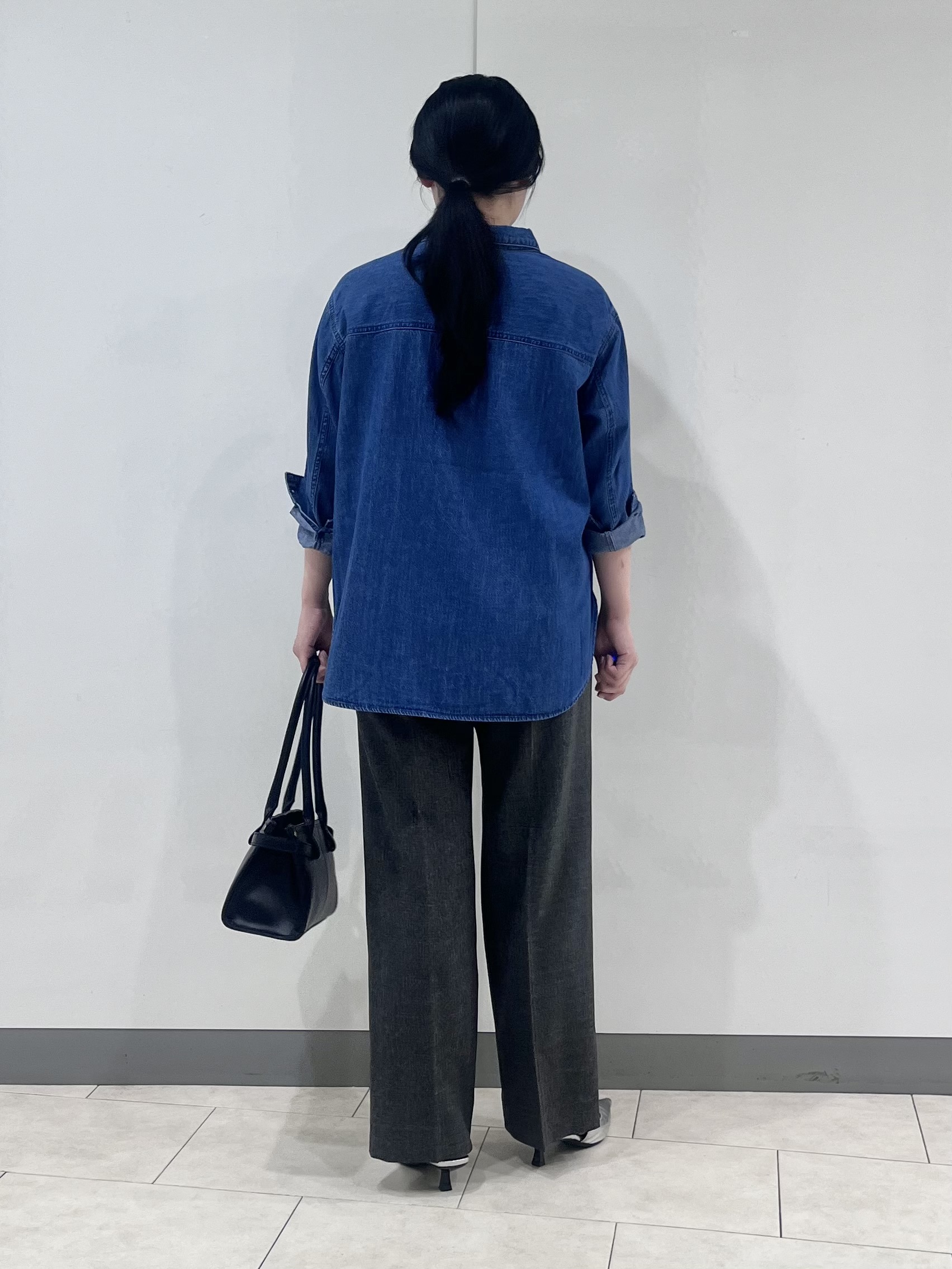 hasuさんの「INDIVI｜【洗える／体型カバー】ライトデニム ワークシャツ」を使ったコーディネート