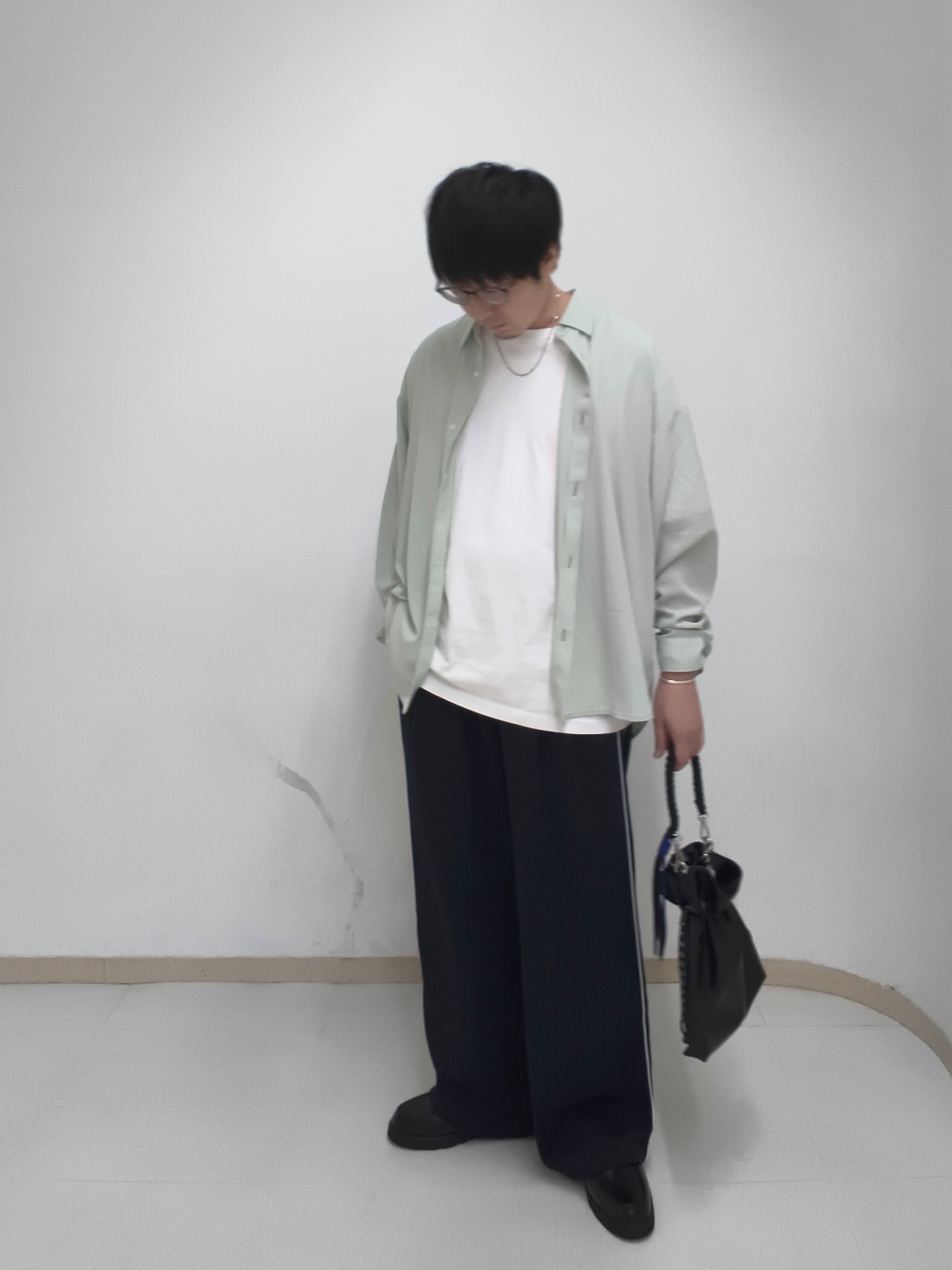サクライさんの「tk.TAKEO KIKUCHI｜【選べる7色】トロミドレープカラーシャツ/トロミ/梨地/7色/レギュラーカラー/長袖」を使ったコーディネート