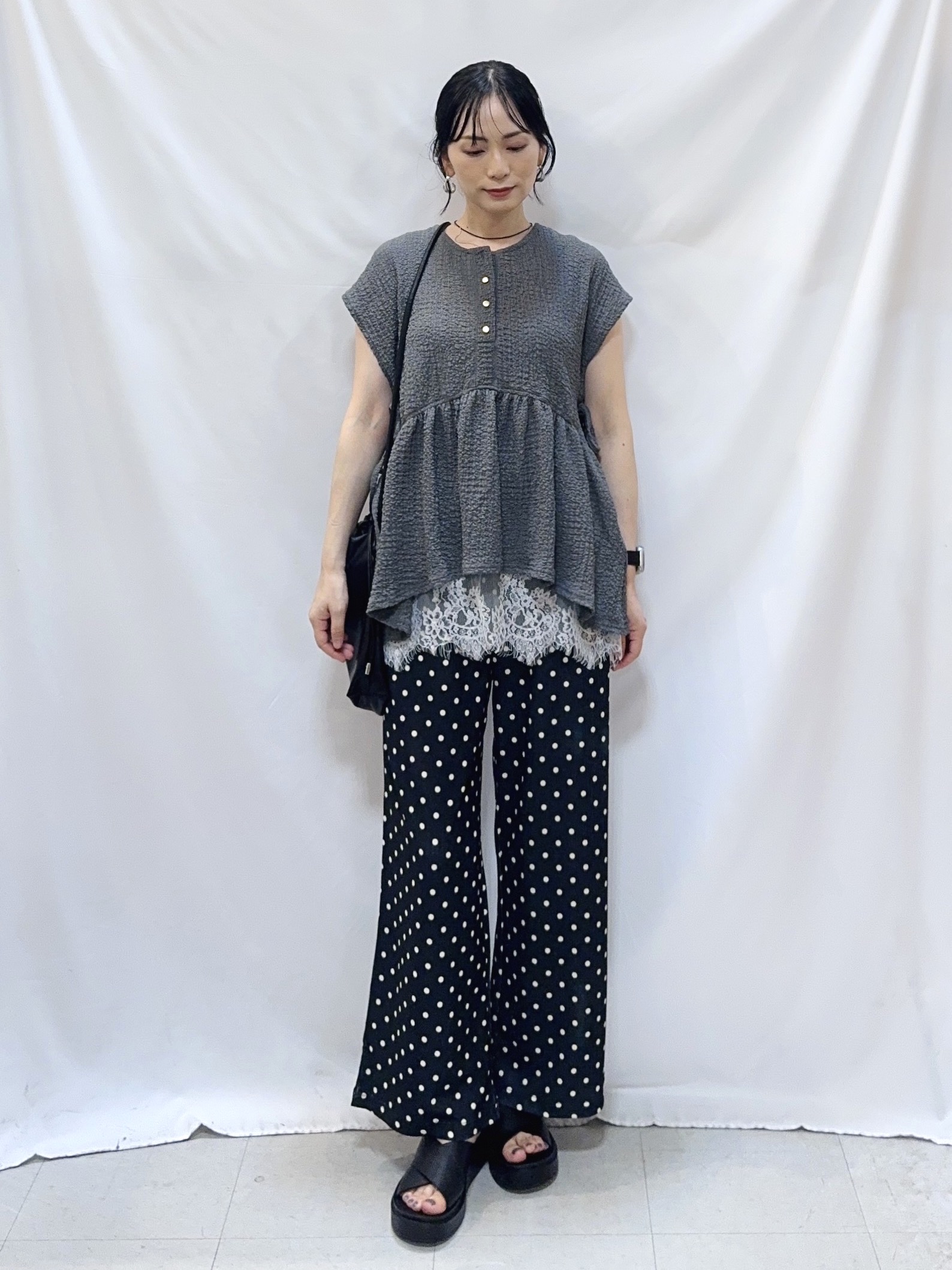𝐇𝐢𝐫𝐨𝐦𝐢さんの「SHOO･LA･RUE｜【S-LL/洗濯機可】サイドリボン付き ポコポコペプラムトップス」を使ったコーディネート