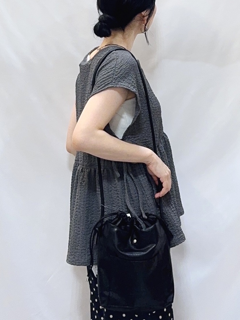 𝐇𝐢𝐫𝐨𝐦𝐢さんの「SHOO･LA･RUE｜【S-LL/洗濯機可】サイドリボン付き ポコポコペプラムトップス」を使ったコーディネート