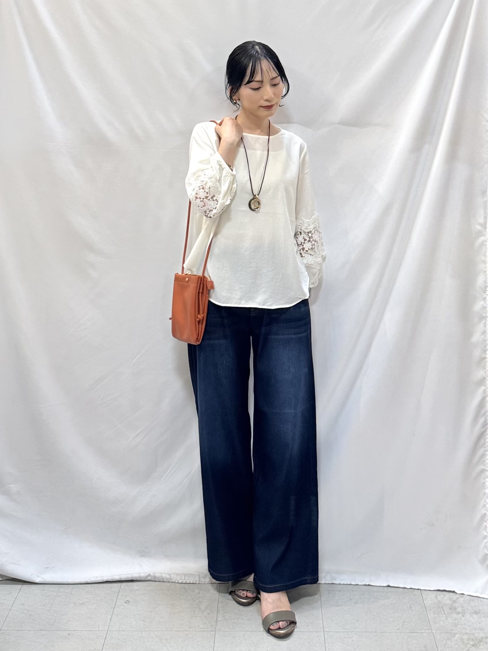 𝐇𝐢𝐫𝐨𝐦𝐢さんの「SHOO･LA･RUE｜【洗濯機可/S-LL/洗濯後しわになりにくい】刺繍レースで高見え インせず決まる主役ブラウス」を使ったコーディネート