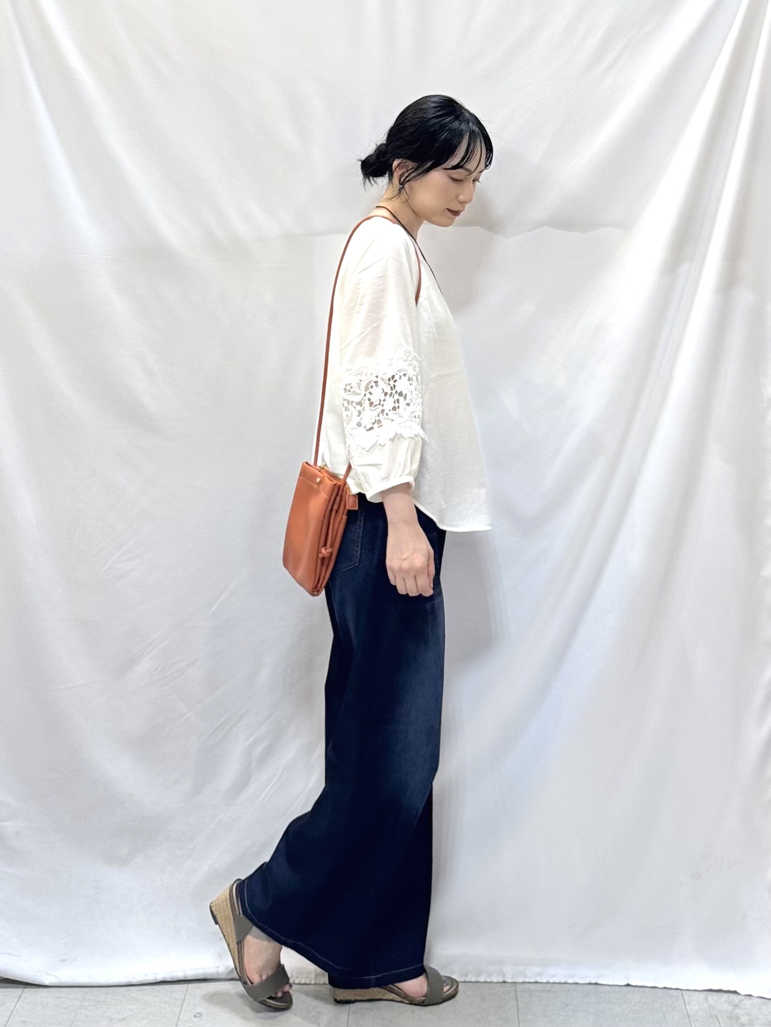𝐇𝐢𝐫𝐨𝐦𝐢さんの「SHOO･LA･RUE｜【洗濯機可/S-LL/洗濯後しわになりにくい】刺繍レースで高見え インせず決まる主役ブラウス」を使ったコーディネート