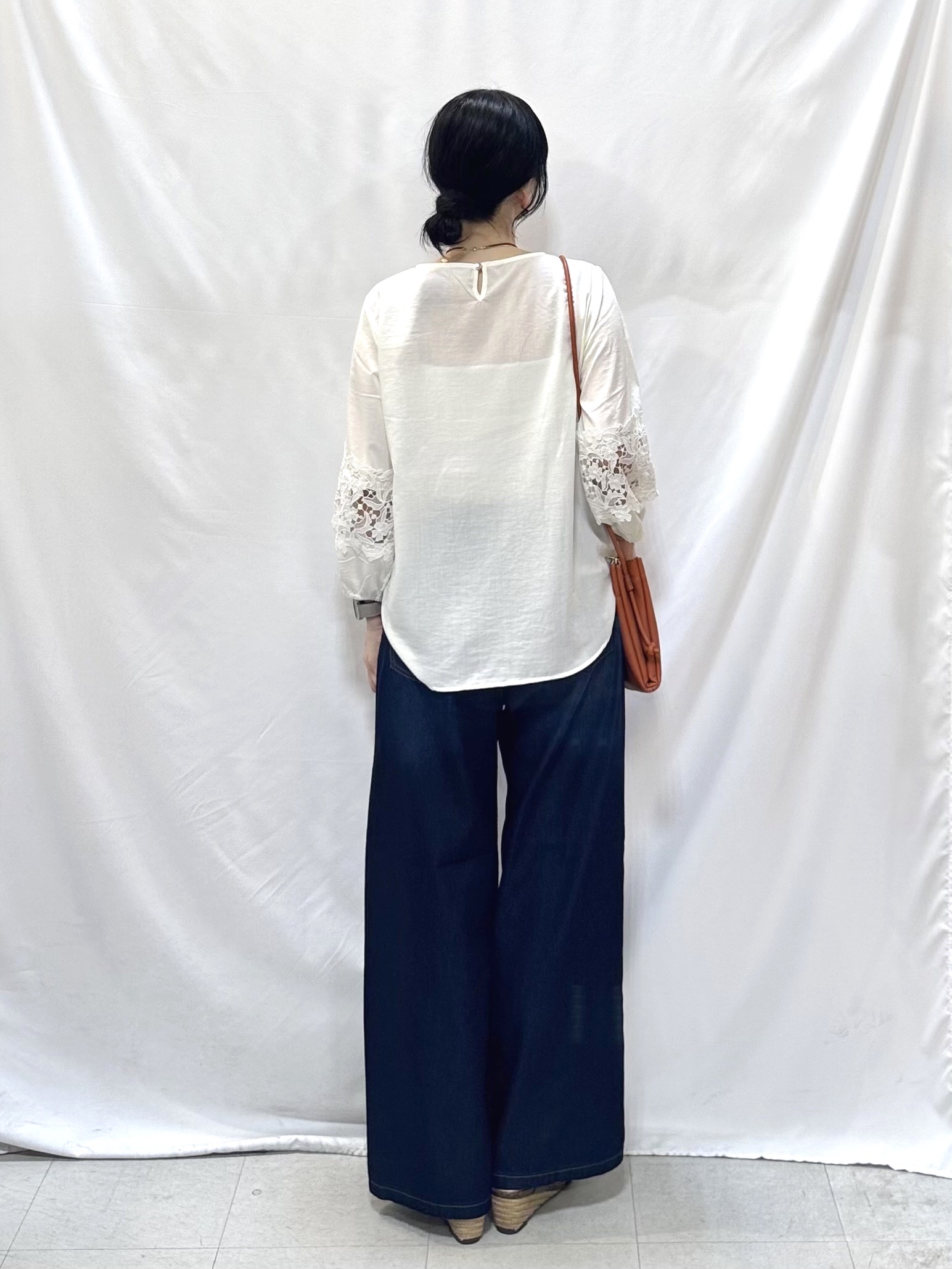 𝐇𝐢𝐫𝐨𝐦𝐢さんの「SHOO･LA･RUE｜【洗濯機可/S-LL/洗濯後しわになりにくい】刺繍レースで高見え インせず決まる主役ブラウス」を使ったコーディネート