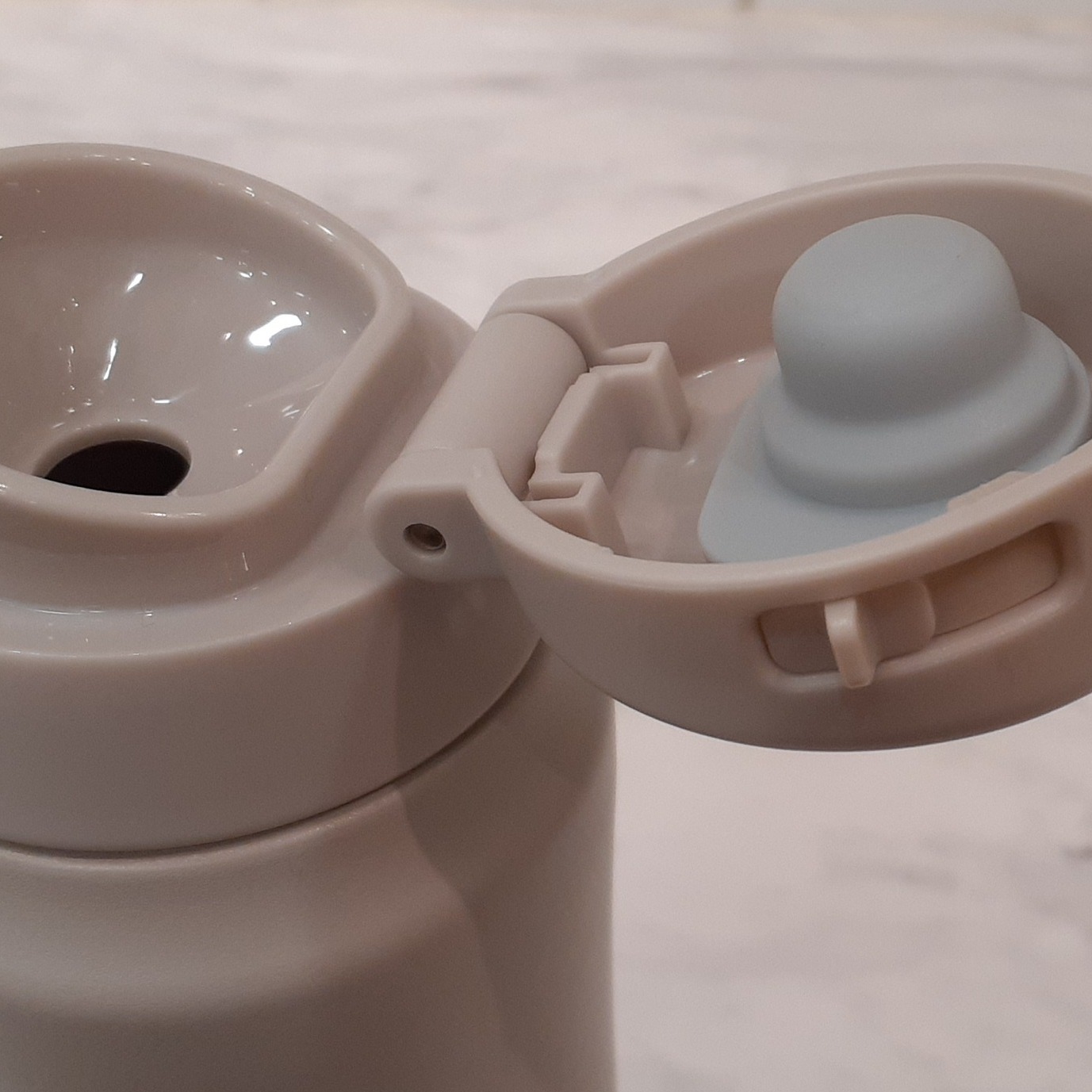タエさんの「212 KITCHEN STORE｜holms ホルムス ワンタッチボトル 450 IV」を使ったコーディネート