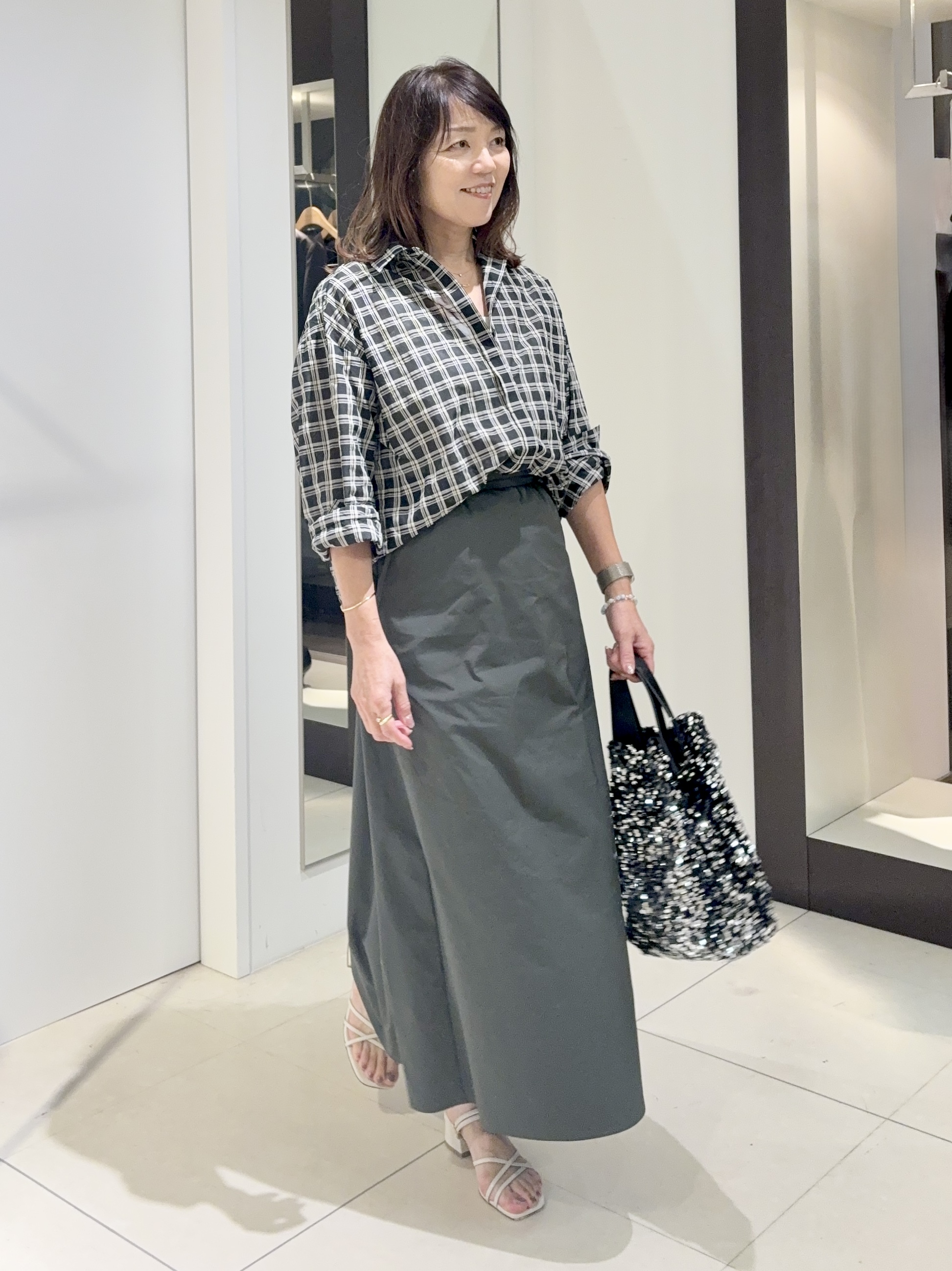tomoさんの「UNTITLED｜シアーチェックシャツブラウス」を使ったコーディネート