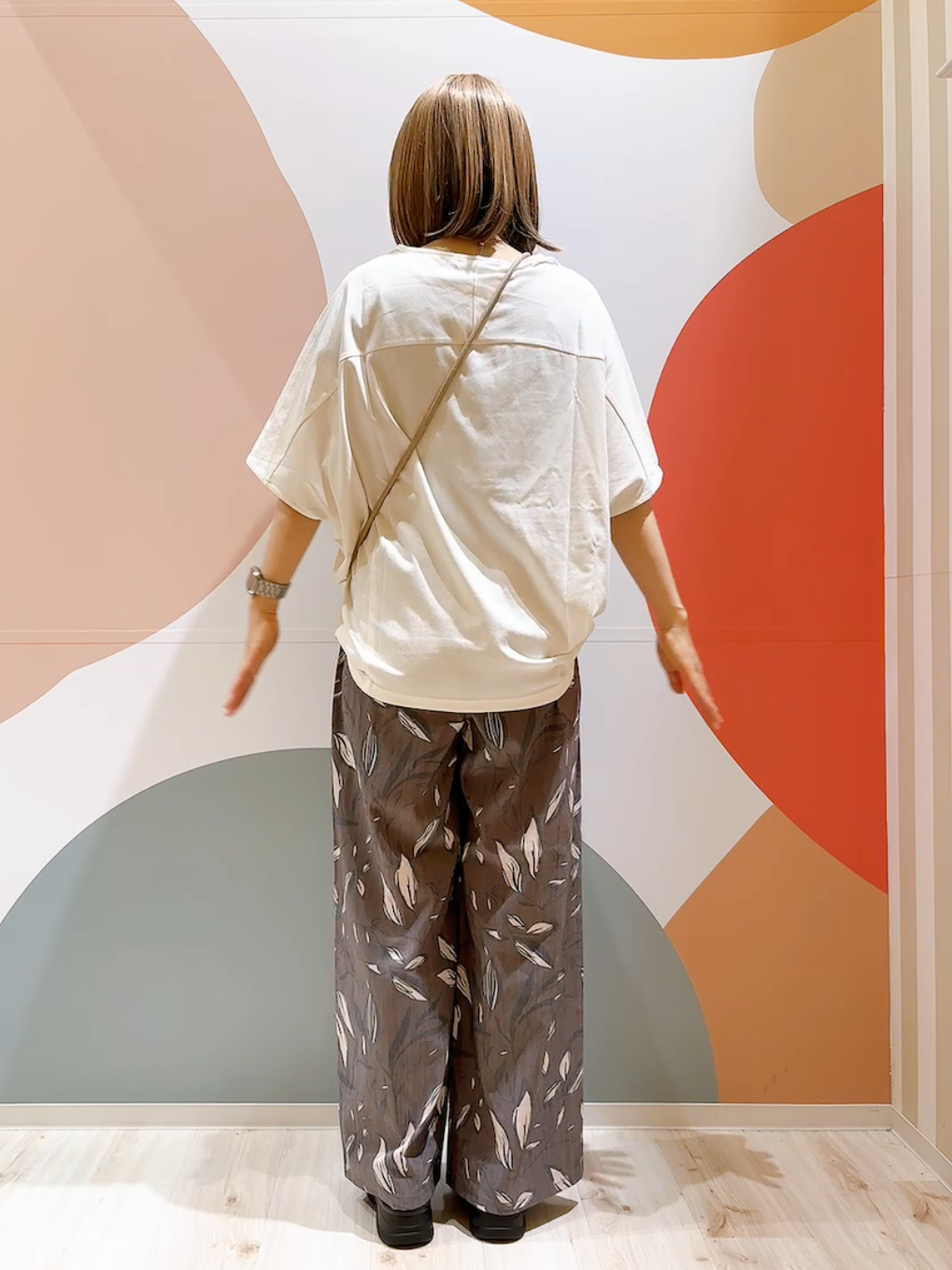 長男さんの「SHOO･LA･RUE｜【ひんやり/体型カバー】インせず着られる 上品見えのドルマントップス」を使ったコーディネート