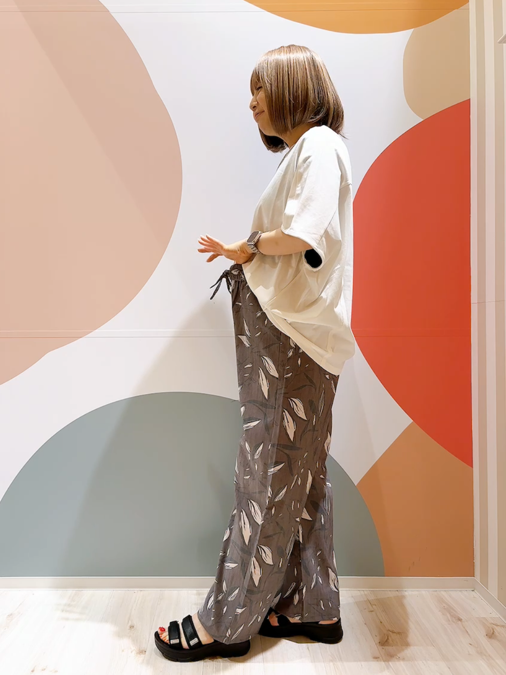 長男さんの「SHOO･LA･RUE｜【ひんやり/体型カバー】インせず着られる 上品見えのドルマントップス」を使ったコーディネート