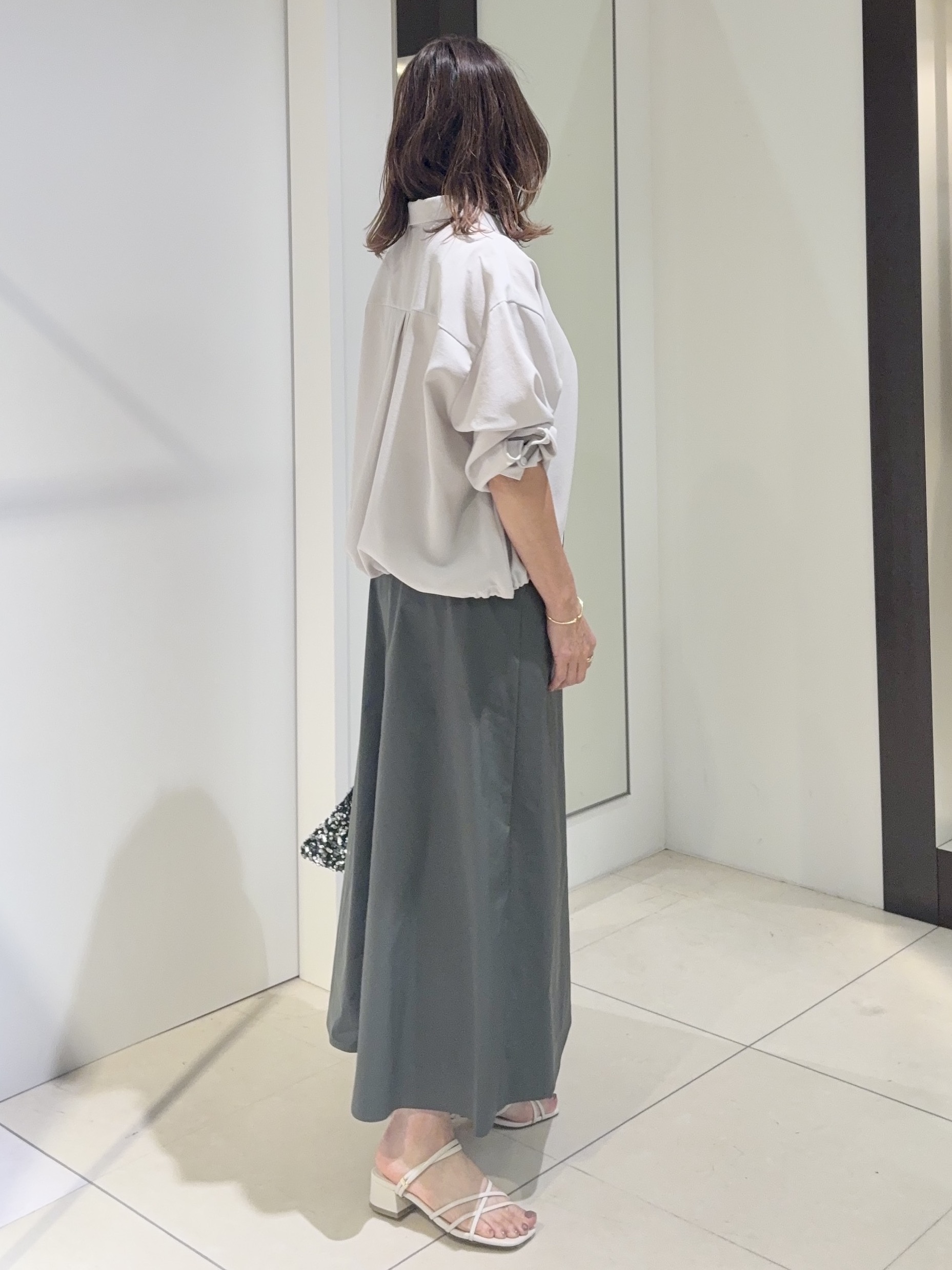 tomoさんの「UNTITLED｜【秋羽織り/セットアップ可/UVカット】エアリークールドロストシャツ」を使ったコーディネート
