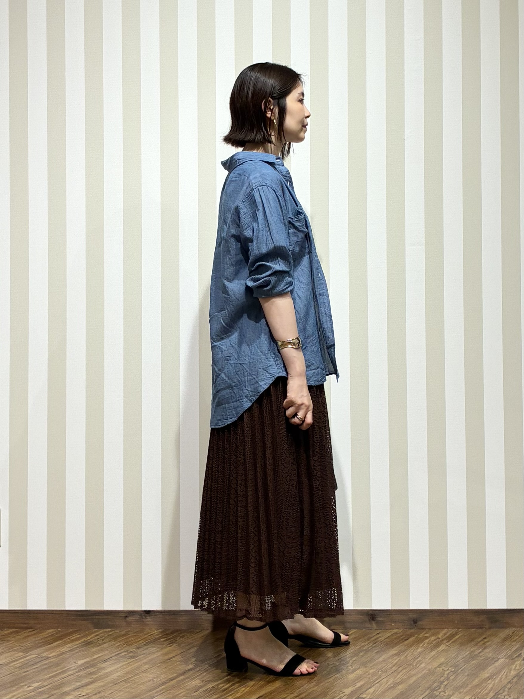 SAOさんの「SHOO･LA･RUE｜【綿100%/UV/S-LL/体型カバー】ヒップが隠せる 柔らかシアーデニムシャツ」を使ったコーディネート