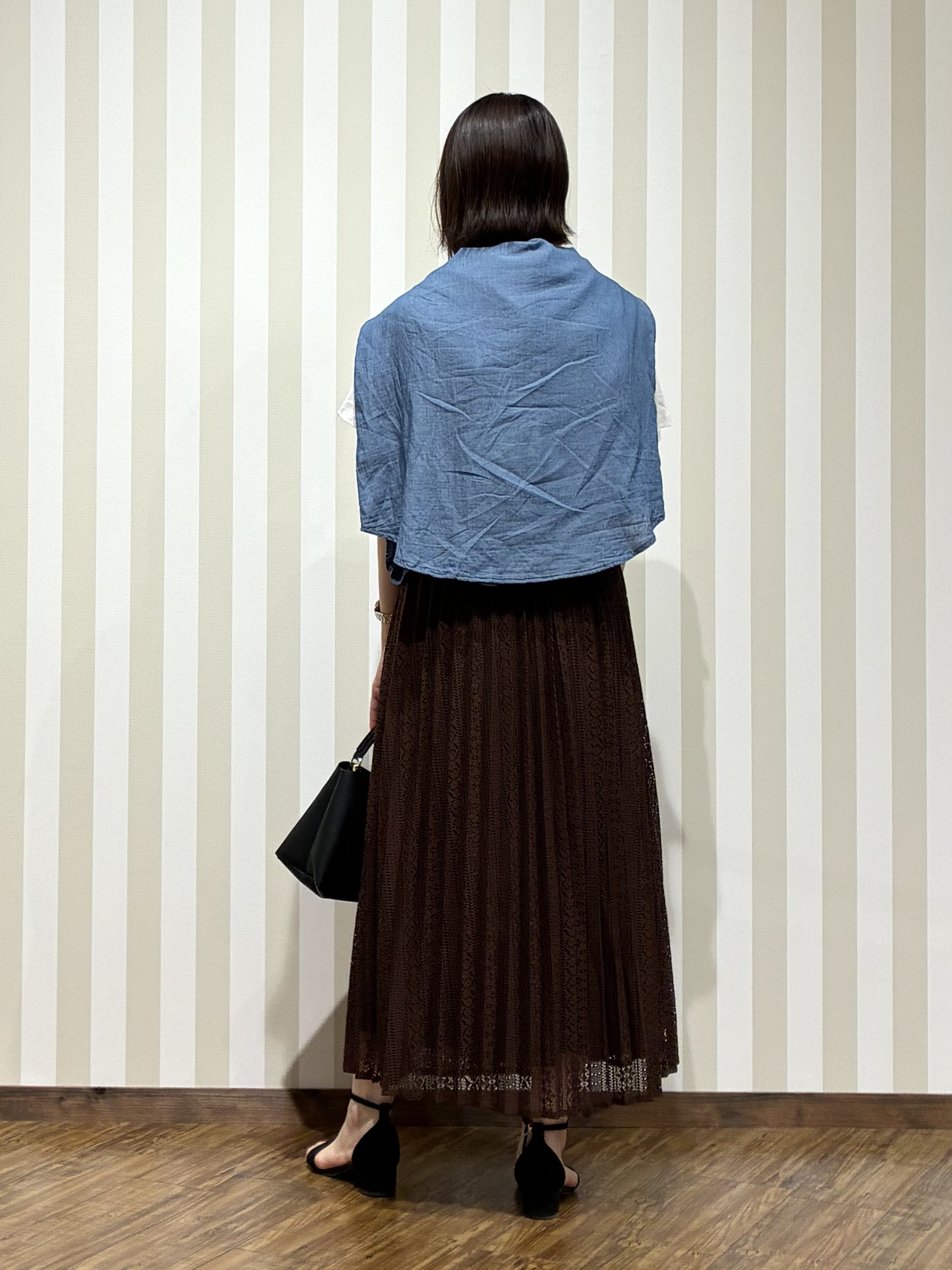 SAOさんの「SHOO･LA･RUE｜【綿100%/UV/S-LL/体型カバー】ヒップが隠せる 柔らかシアーデニムシャツ」を使ったコーディネート