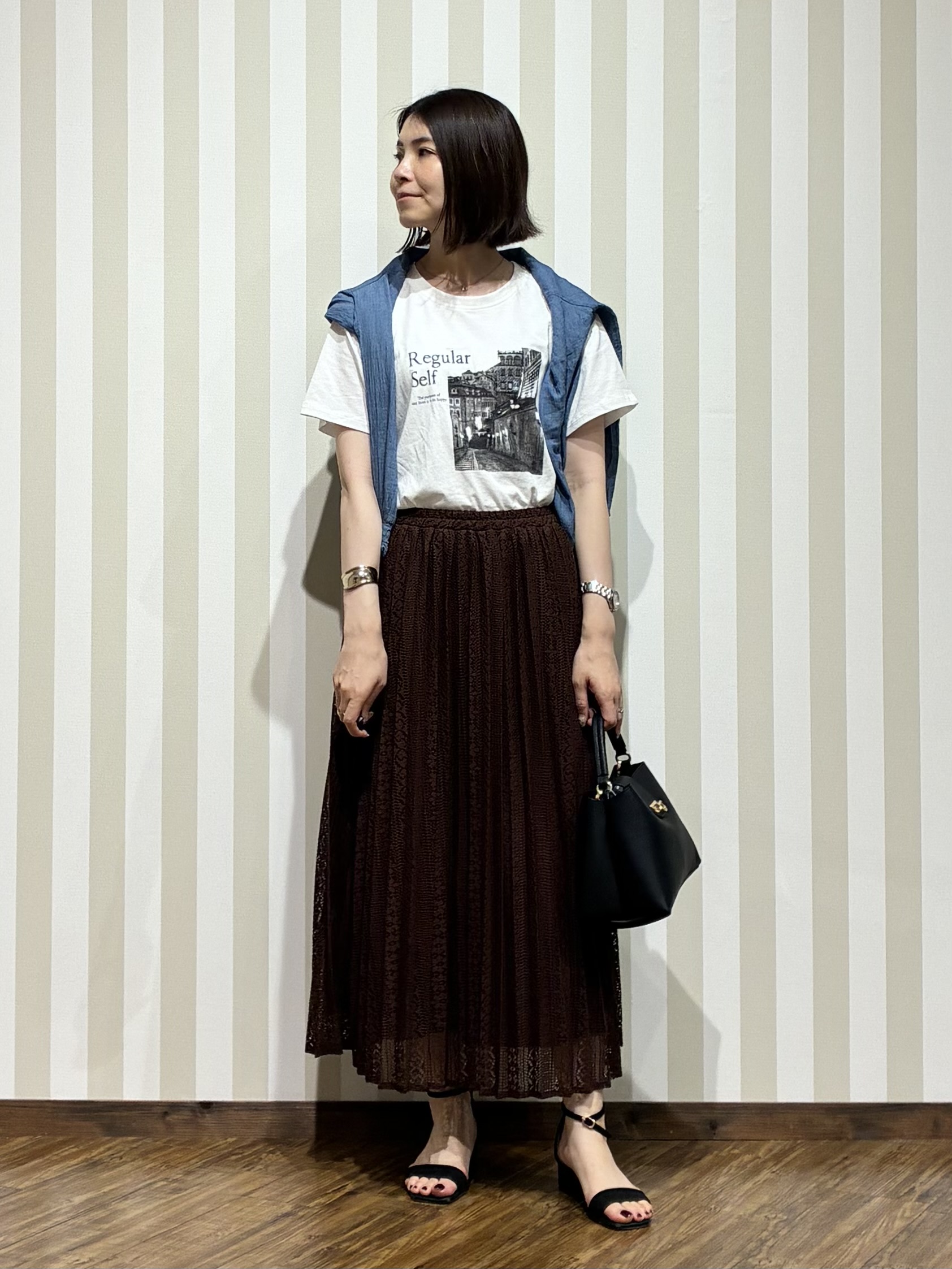 SAOさんの「SHOO･LA･RUE｜【綿100%/UV/S-LL/体型カバー】ヒップが隠せる 柔らかシアーデニムシャツ」を使ったコーディネート
