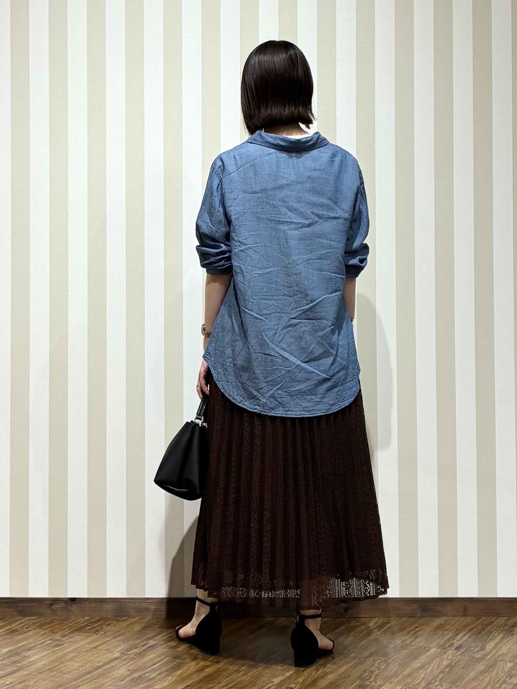SAOさんの「SHOO･LA･RUE｜【綿100%/UV/S-LL/体型カバー】ヒップが隠せる 柔らかシアーデニムシャツ」を使ったコーディネート