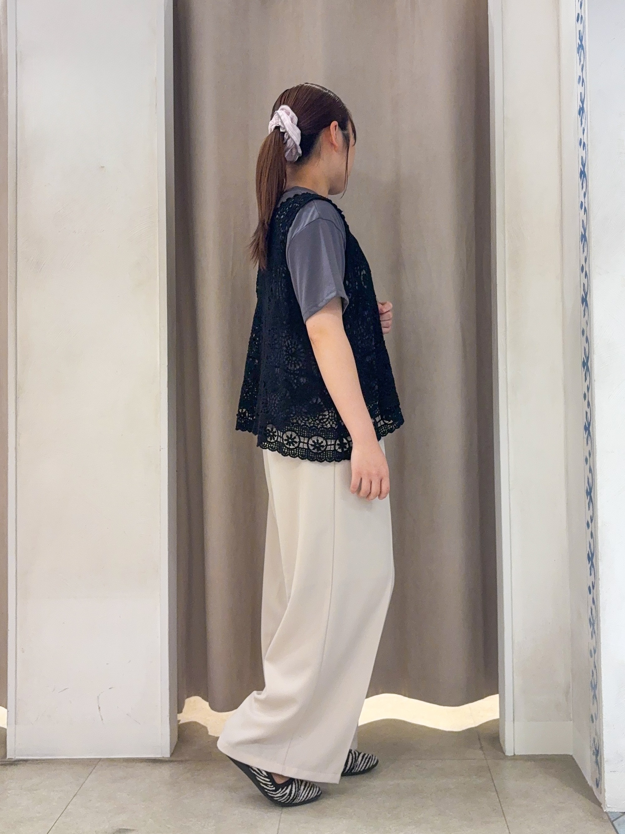 SO(R)Aさんの「SHOO･LA･RUE｜【2点セット/体型カバー】瞬間レイヤードコーデが完成 クロシェ編みベスト+ロゴT」を使ったコーディネート