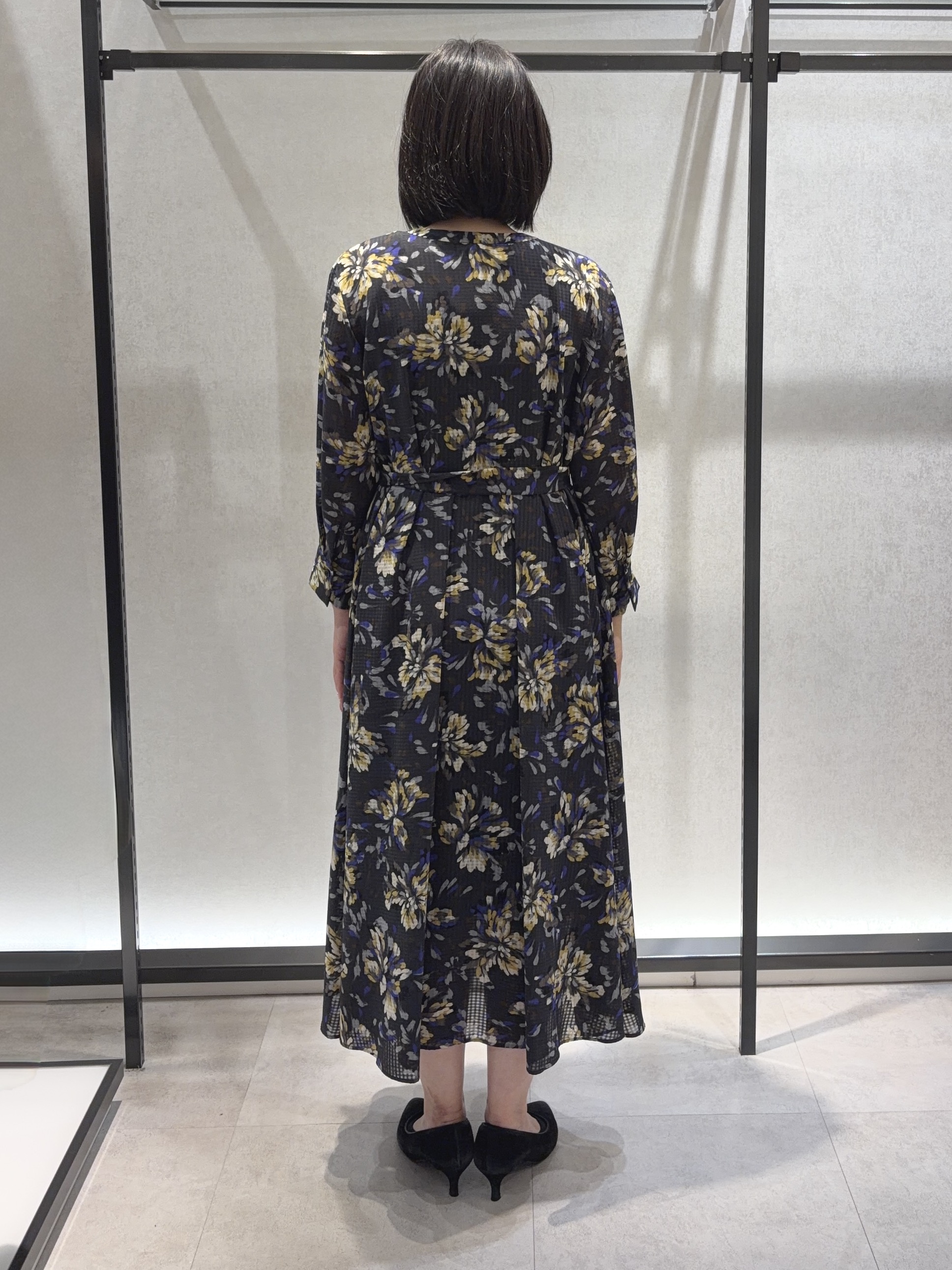 わたなべさんの「UNTITLED｜【秋映え/花柄】フラワープリントワンピース」を使ったコーディネート