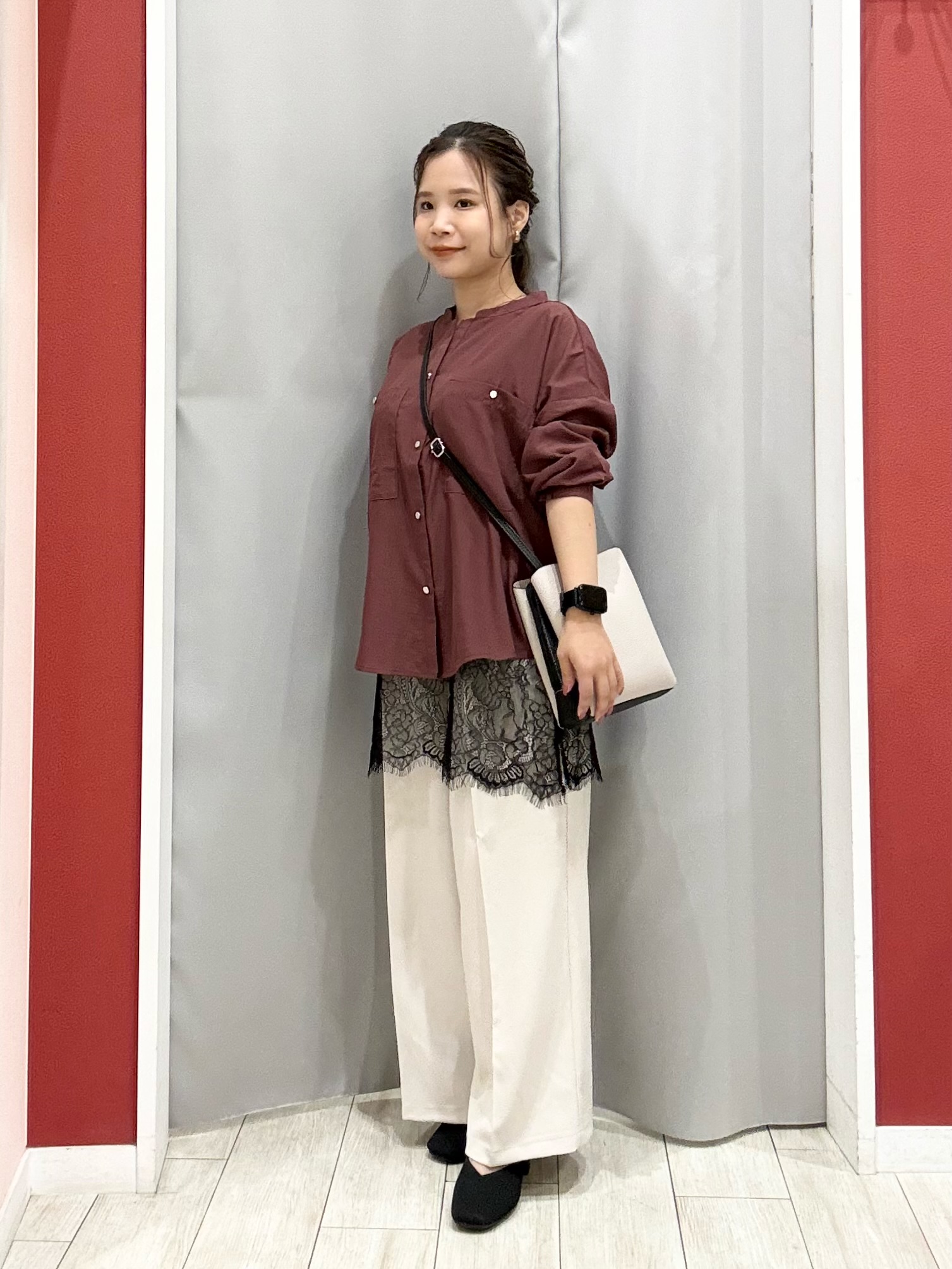 shioさんの「SHOO･LA･RUE｜【洗濯後しわになりにくい/S-LL】キーネック金ボタンポケットシャツ」を使ったコーディネート