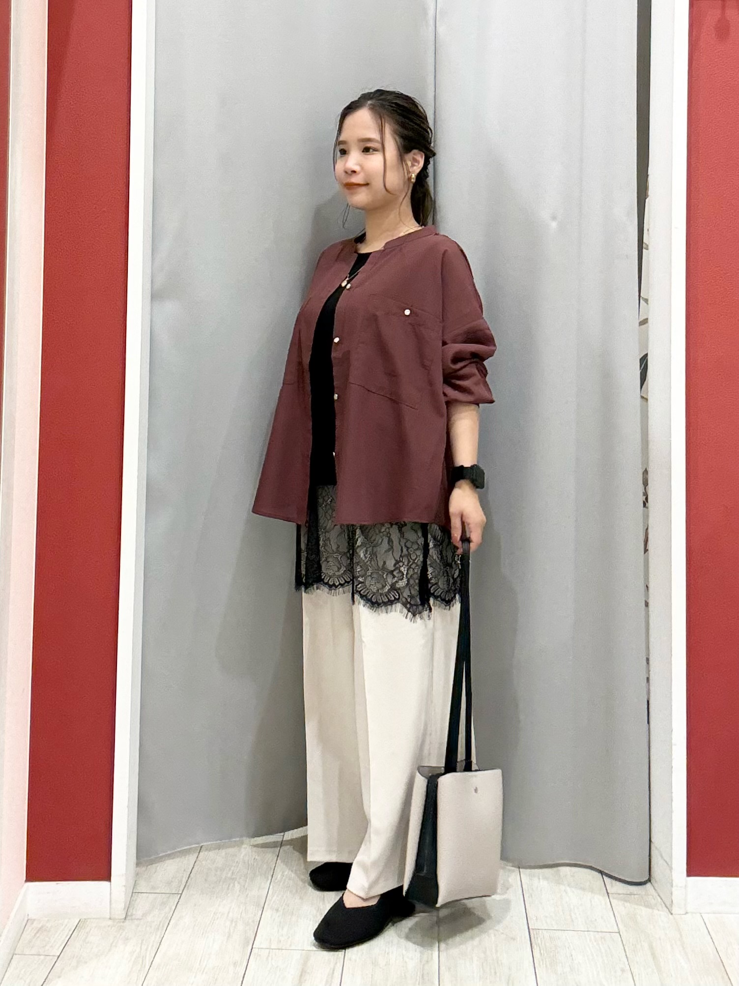shioさんの「SHOO･LA･RUE｜【洗濯後しわになりにくい/S-LL】キーネック金ボタンポケットシャツ」を使ったコーディネート